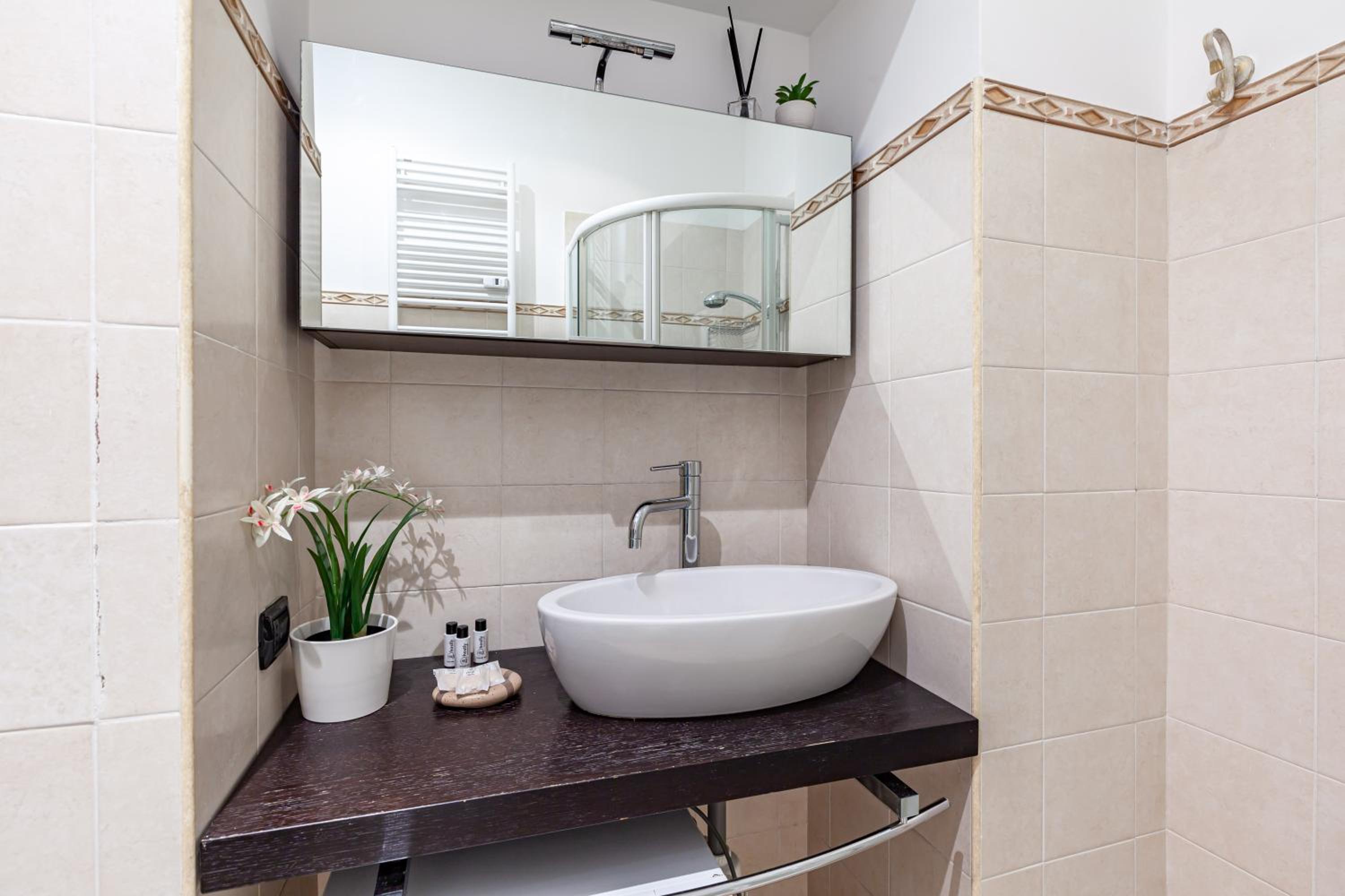 Hostly-Volturno Suite Apartment-Center of Rome