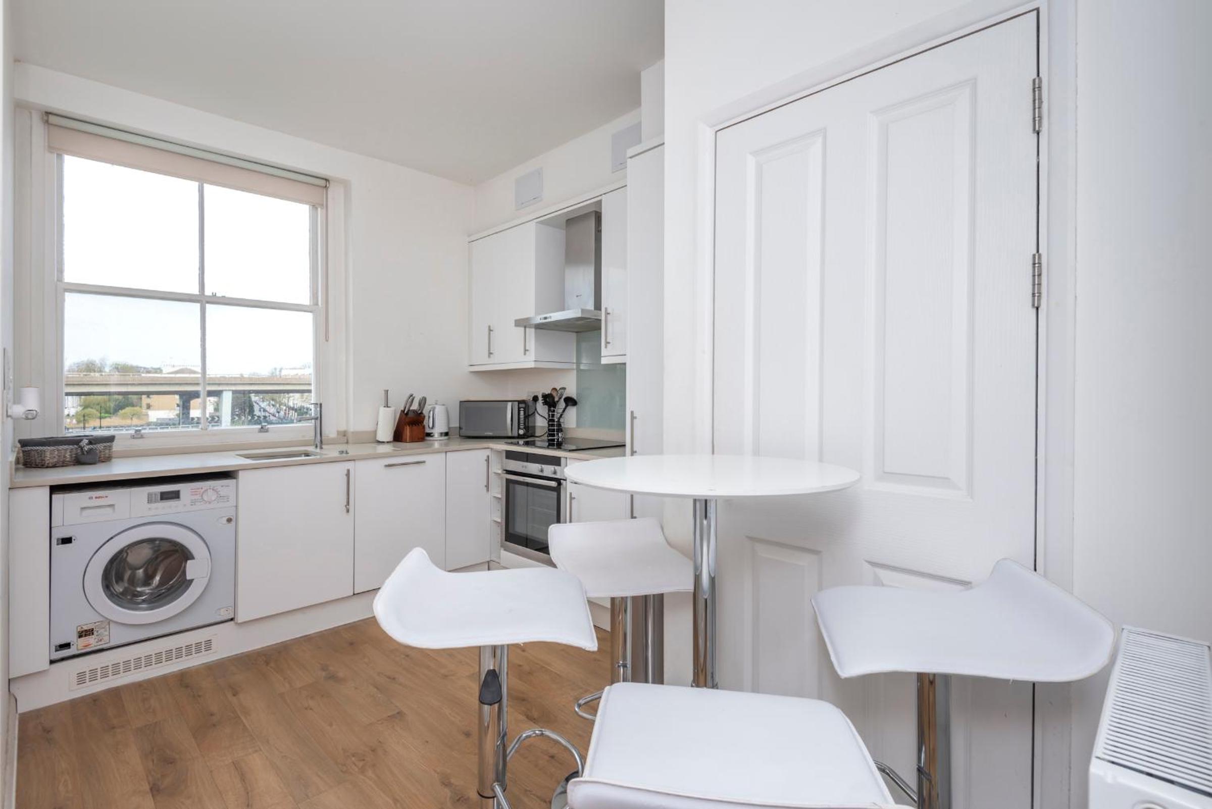 Adorable, Comfy Flat Walk Paddington/Elizabeth Stn