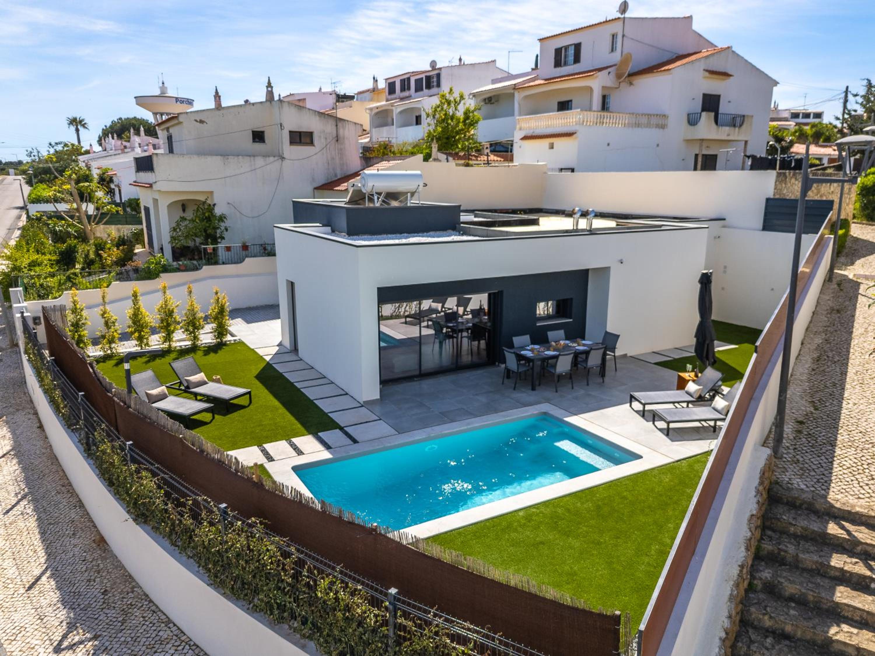 Host Wise - Bright Spacious House Swimming Pool view 4