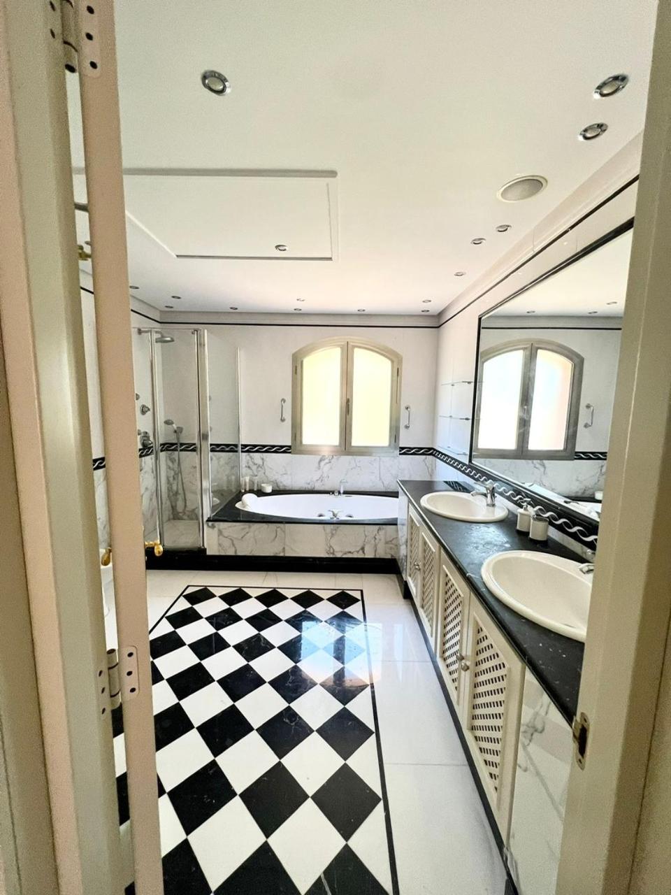 3 bedroom apartment on the waterfront Puerto Banus Marbella