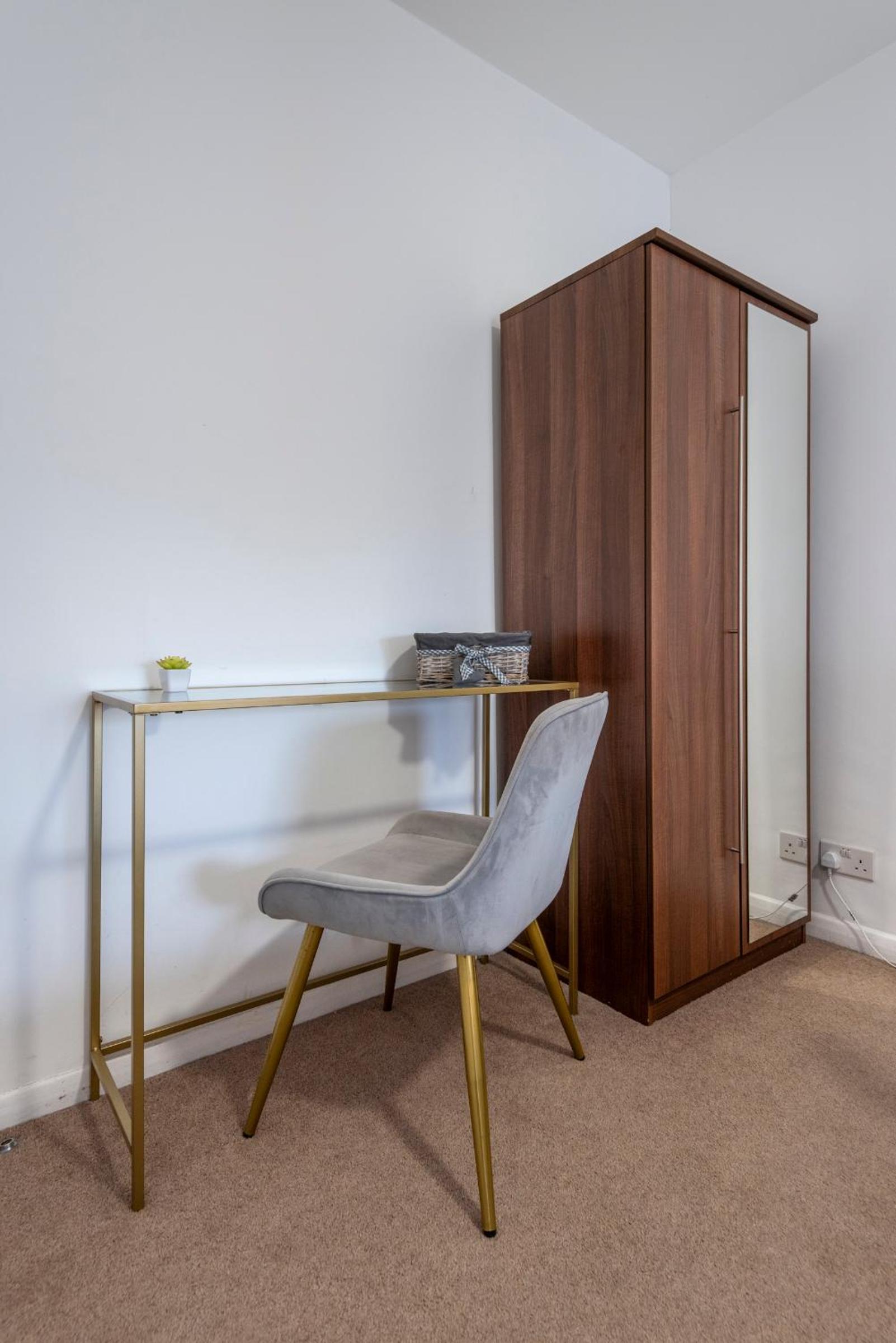 Adorable, Comfy Flat Walk Paddington/Elizabeth Stn