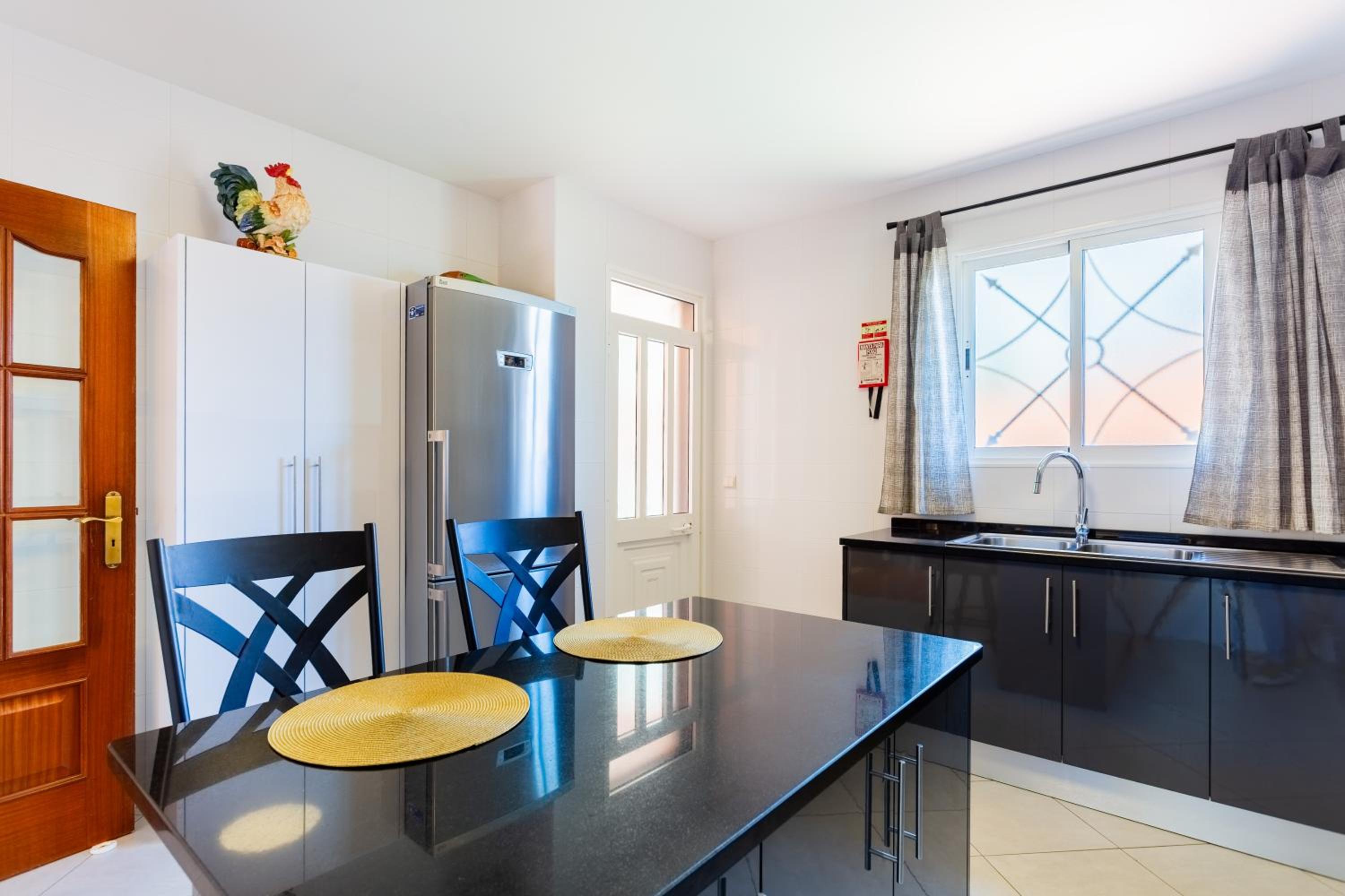 Tranquil Oasis: 3 BR Sea View Villa with Lush Yard view 3