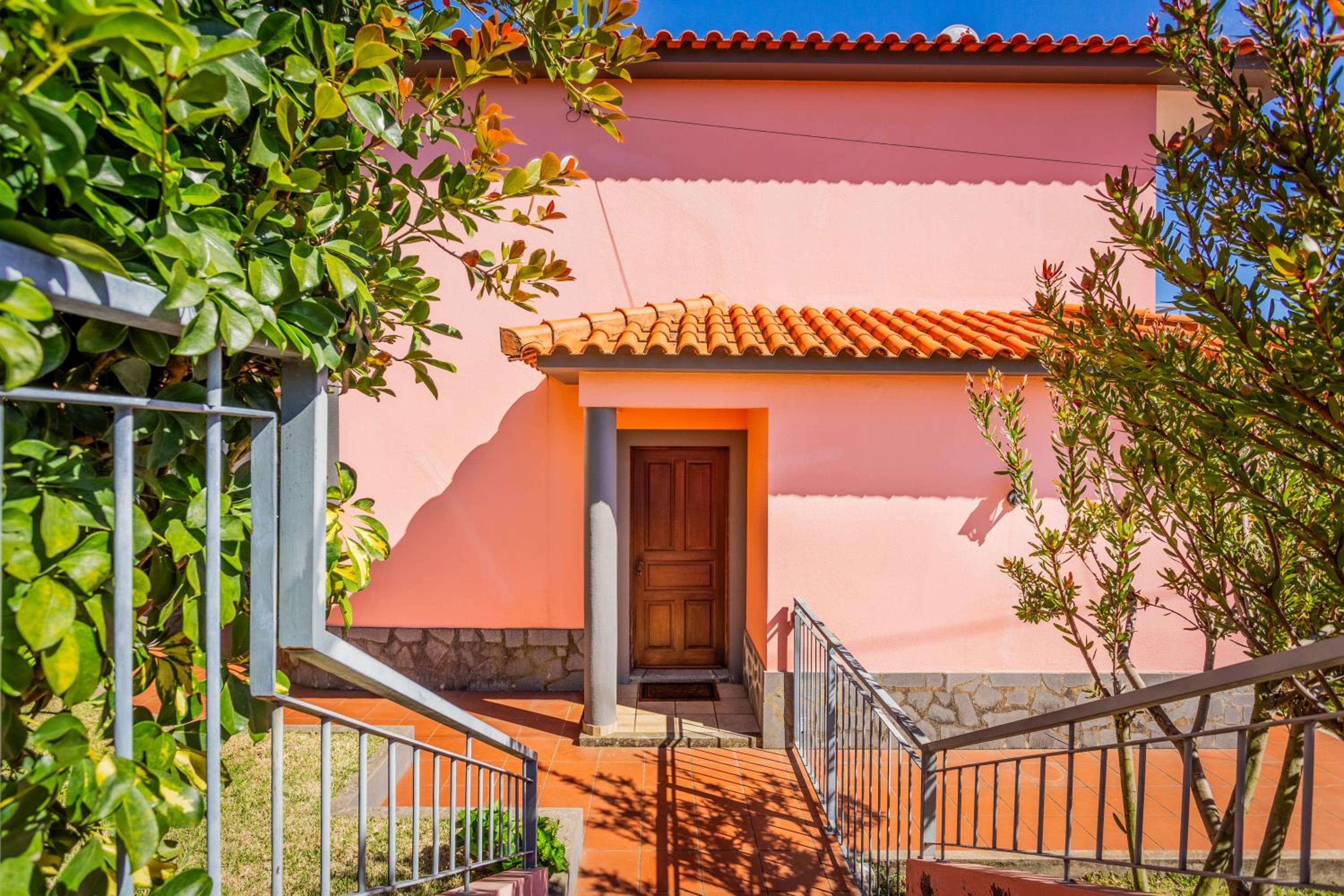 Tranquil Oasis: 3 BR Sea View Villa with Lush Yard view 4