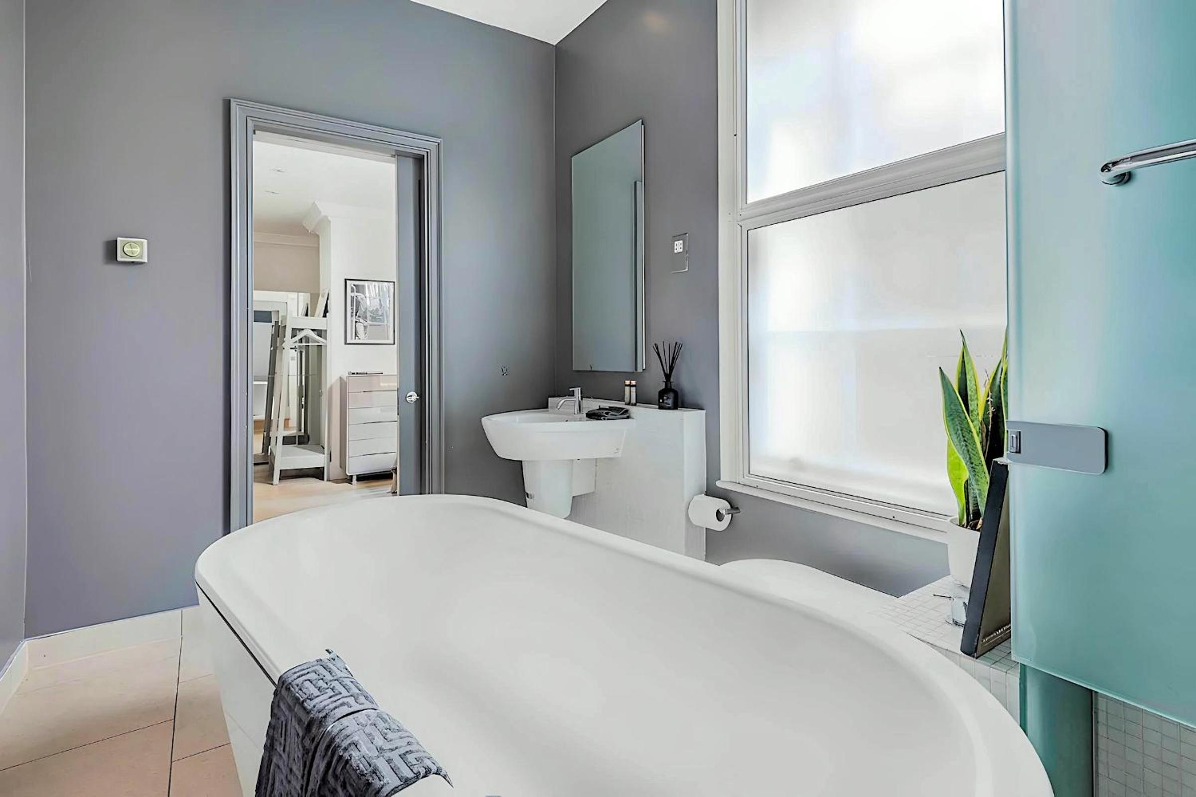 Welcome London - Stay at The Piazza!