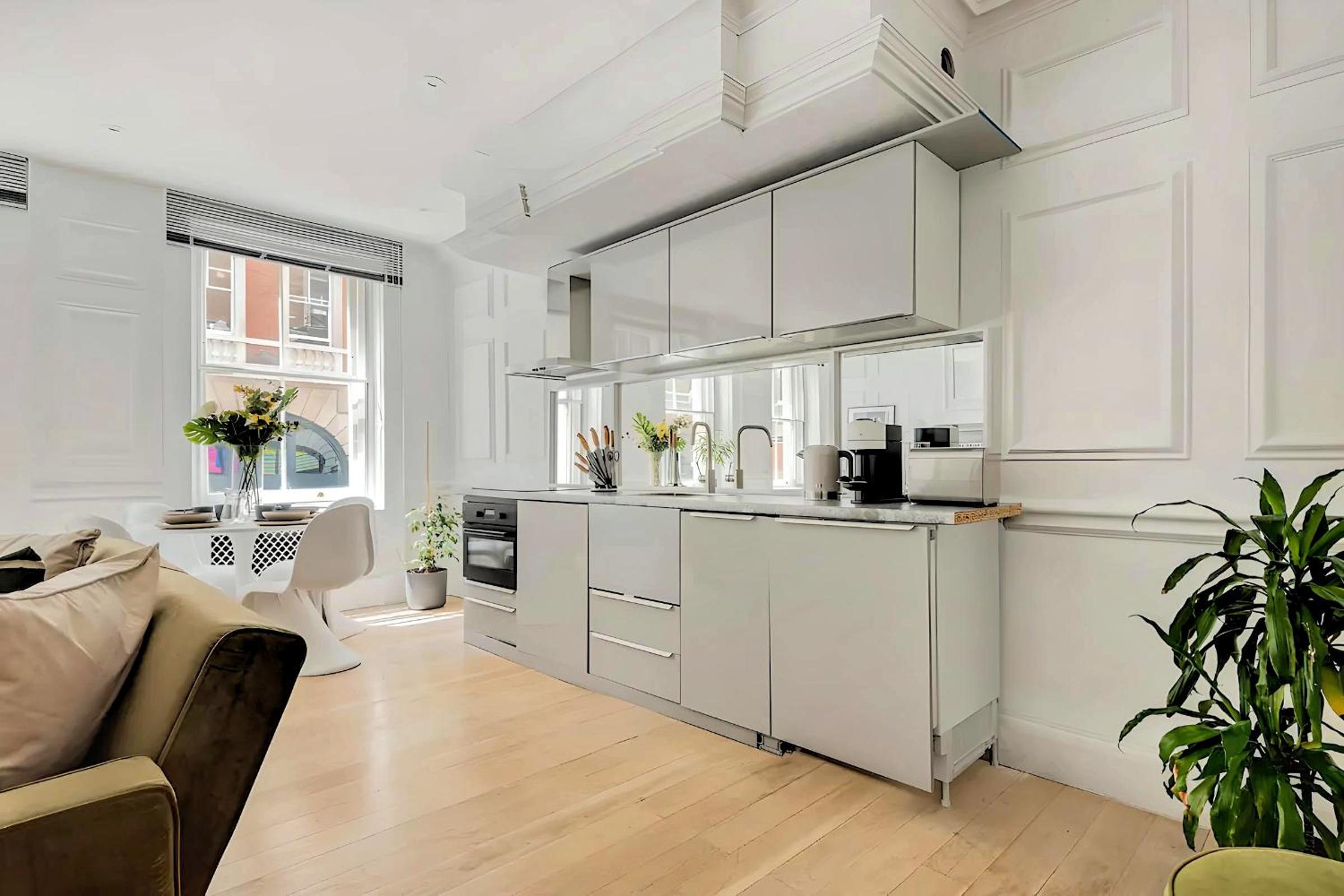 Welcome London - Stay at The Piazza!