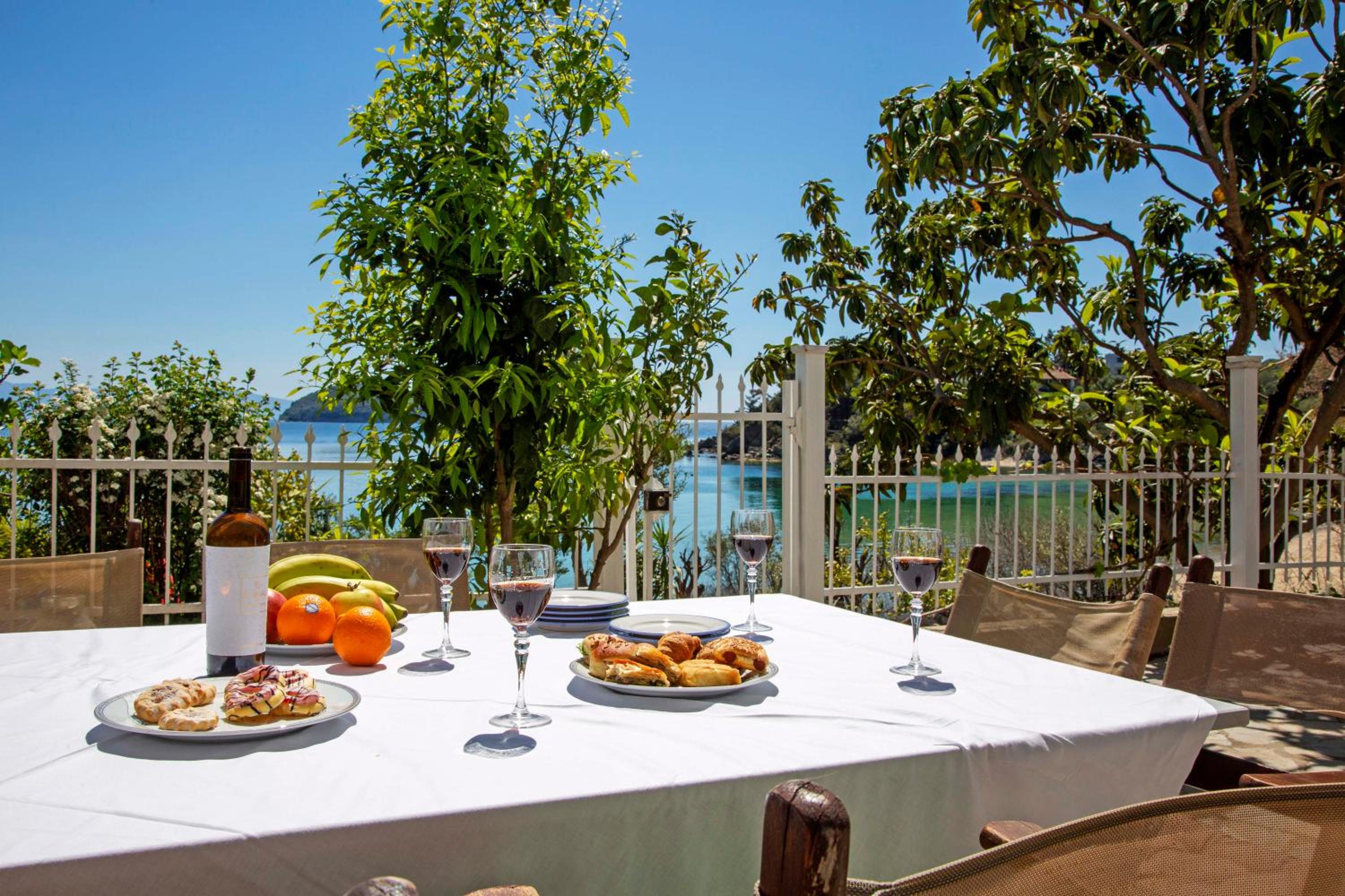 Villa just on the sea 1 photo 4