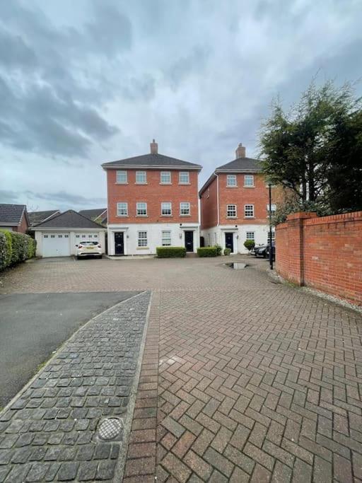 Guest Homes - Hunters Wood Court