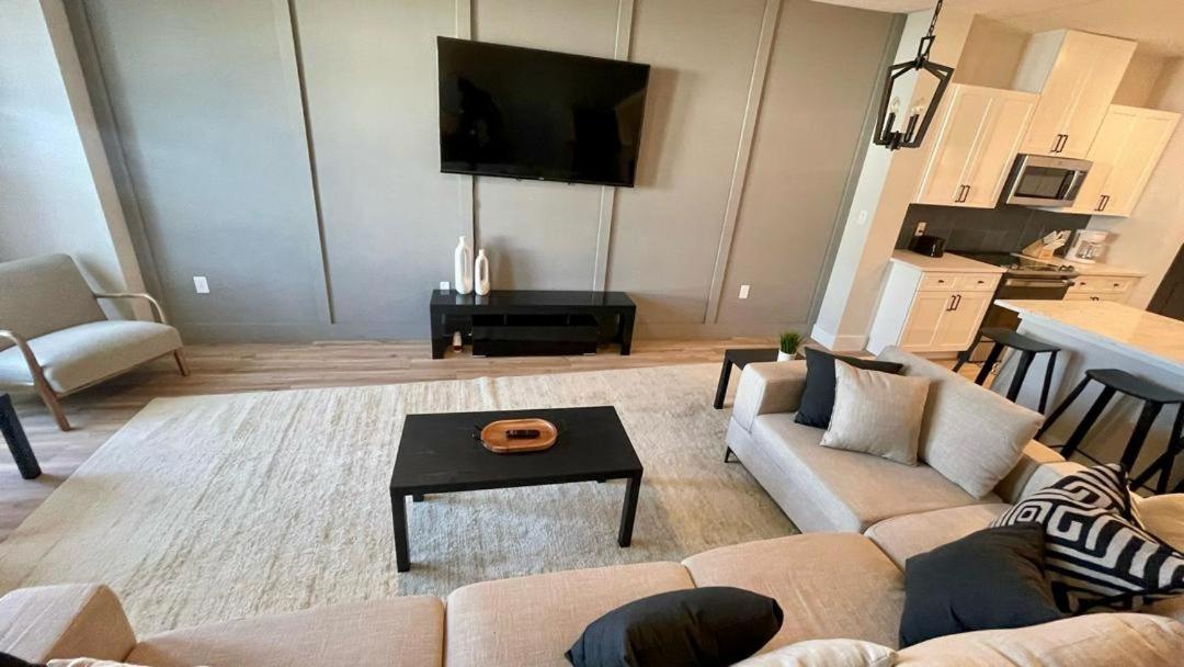 Loop, New Luxurious Large 3BR House, Sleeps 11 with Free Parking view 2