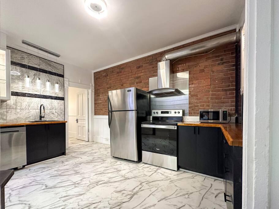 Vast & Stylish in heart of Plateau w Private Parking