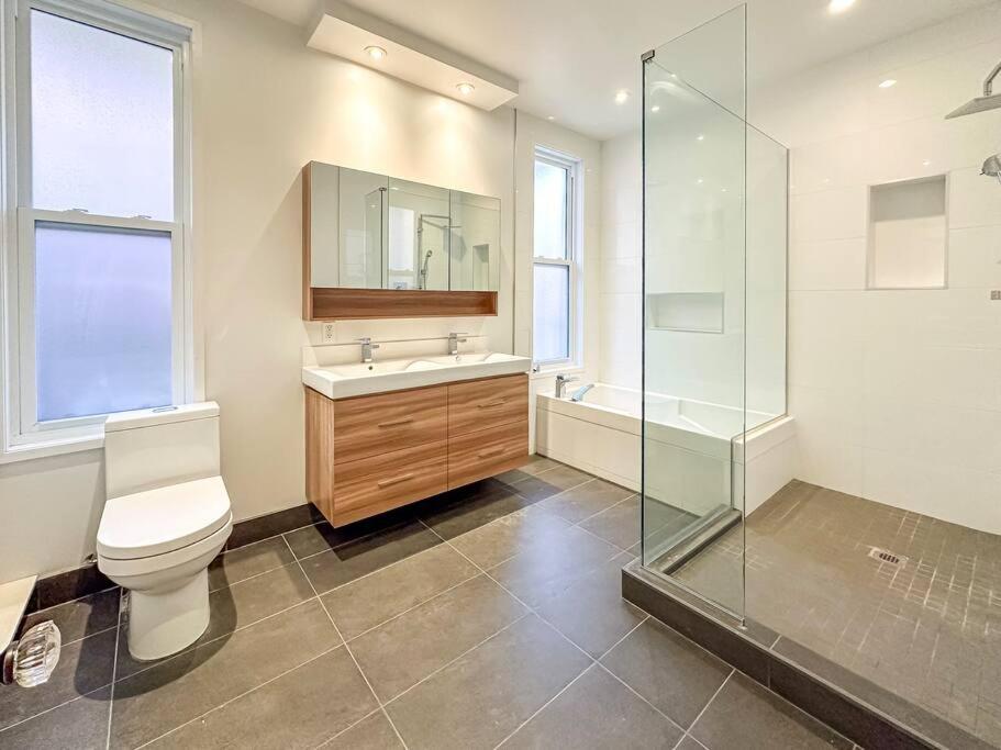 Vast & Stylish in heart of Plateau w Private Parking