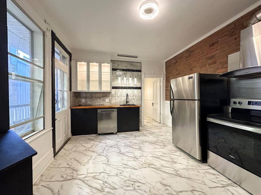 Vast & Stylish in heart of Plateau w Private Parking