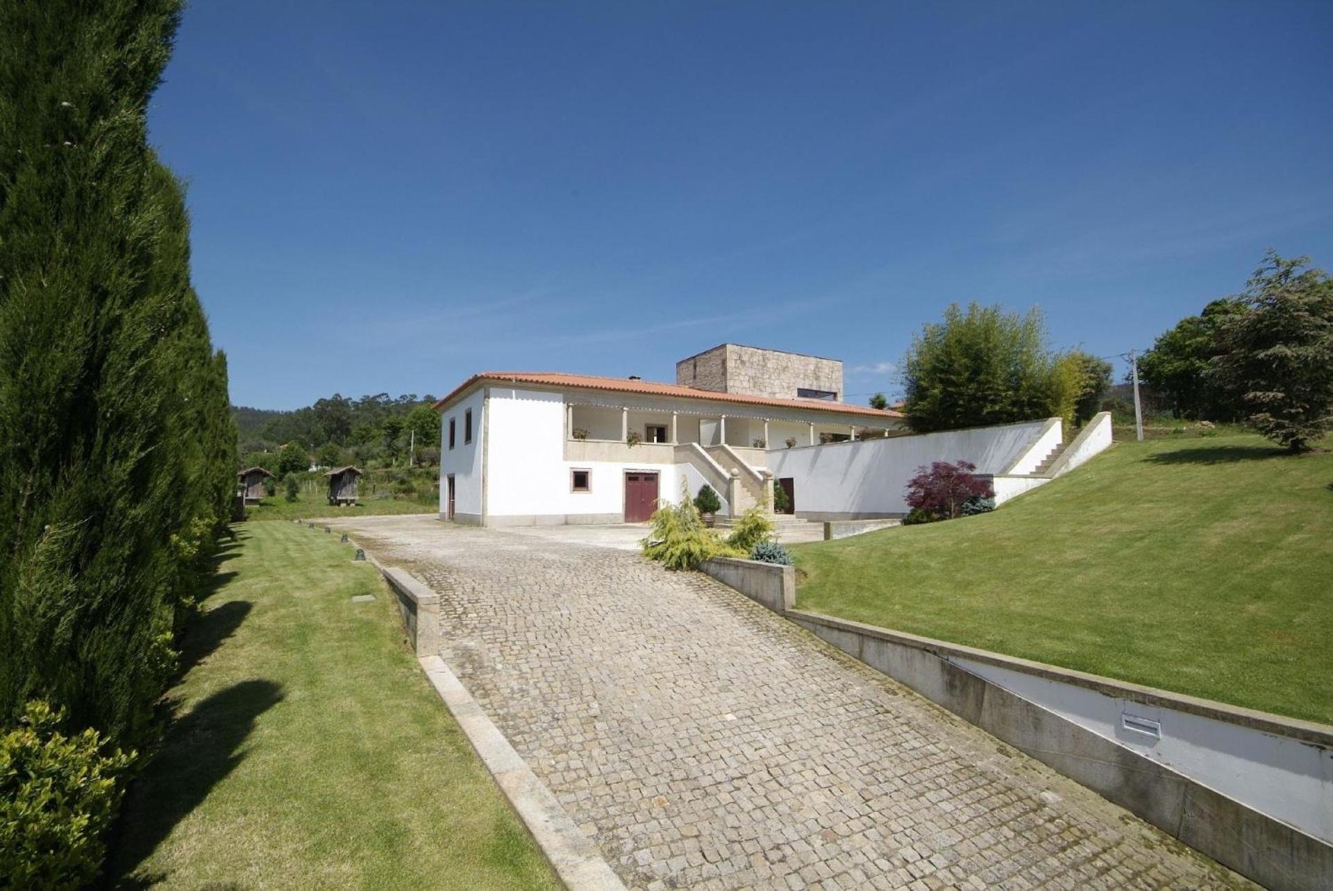 Ferienhaus für 12 Personen mit Pool und Garten view 3