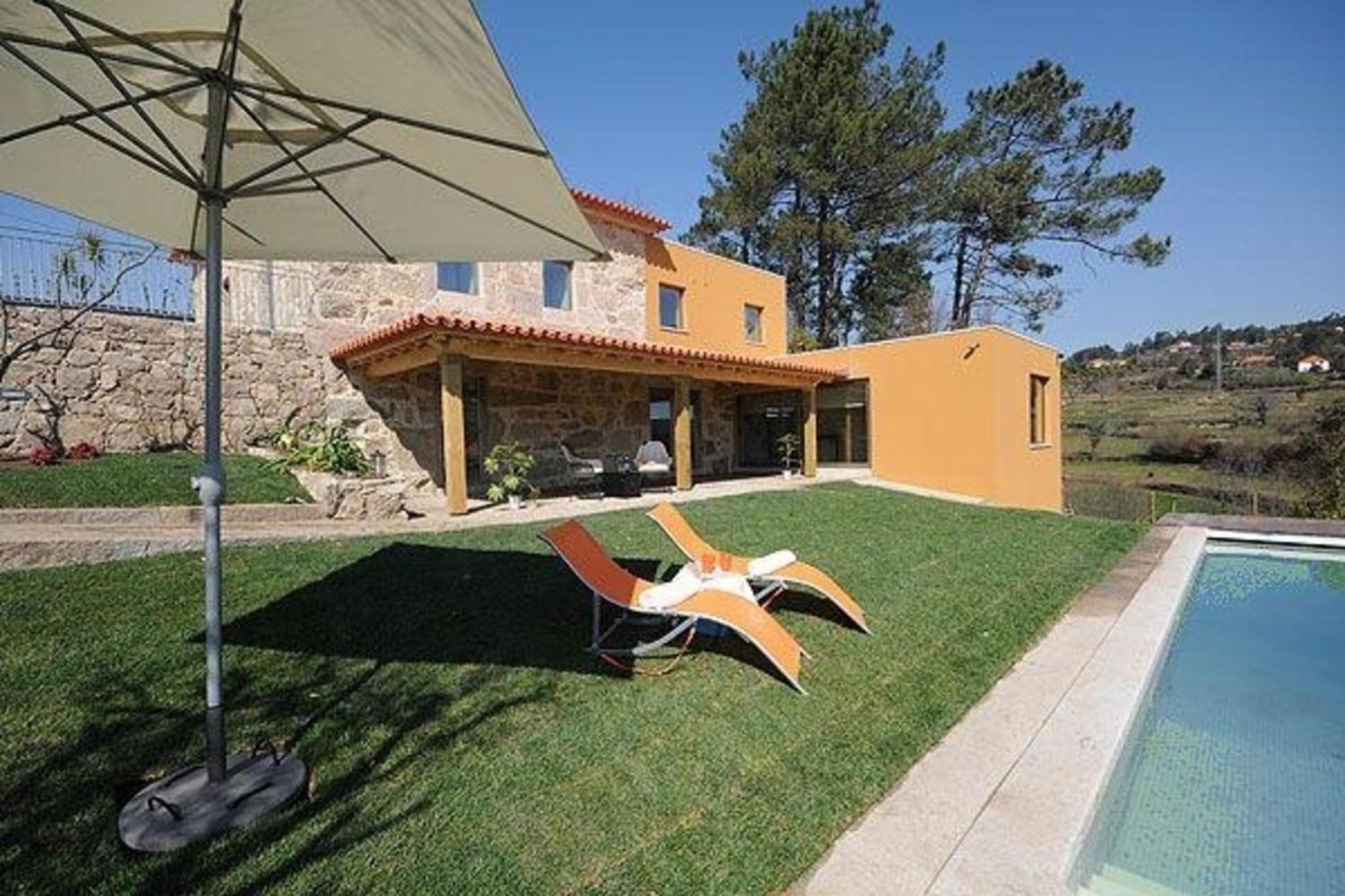Moderne Ferienvilla Für 10 Personen In Cossourado view 3