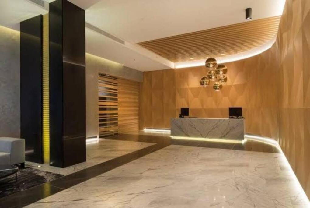 Cosy 2-bedroom retreat with city view near QVM