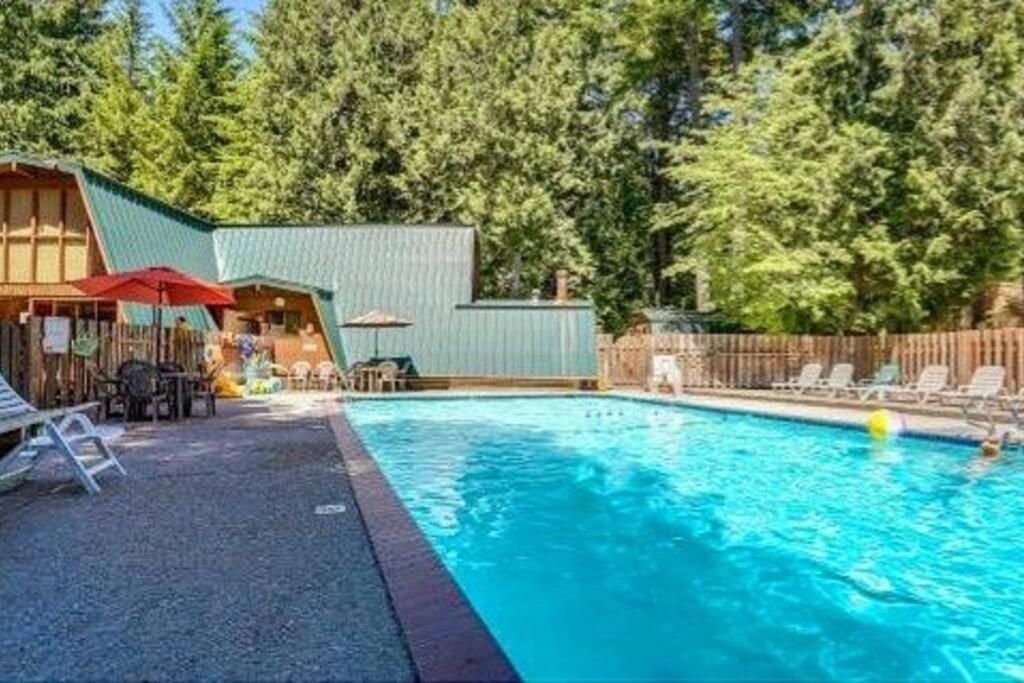 House with HOT TUB and SAUNA in the Mt Hood Forest view 5