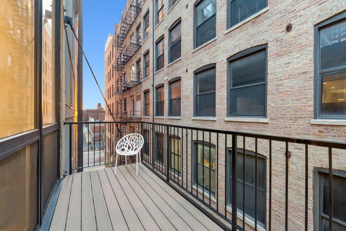 Chic River North Condo 2BR 2BA with Private Balcony — Chicago