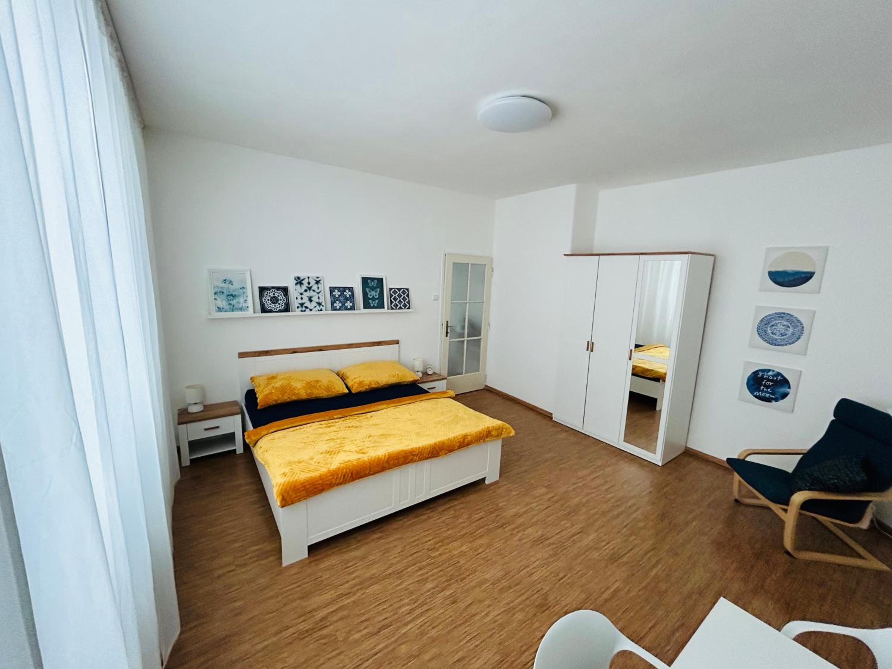 Studio Apartment Bluebell view 4