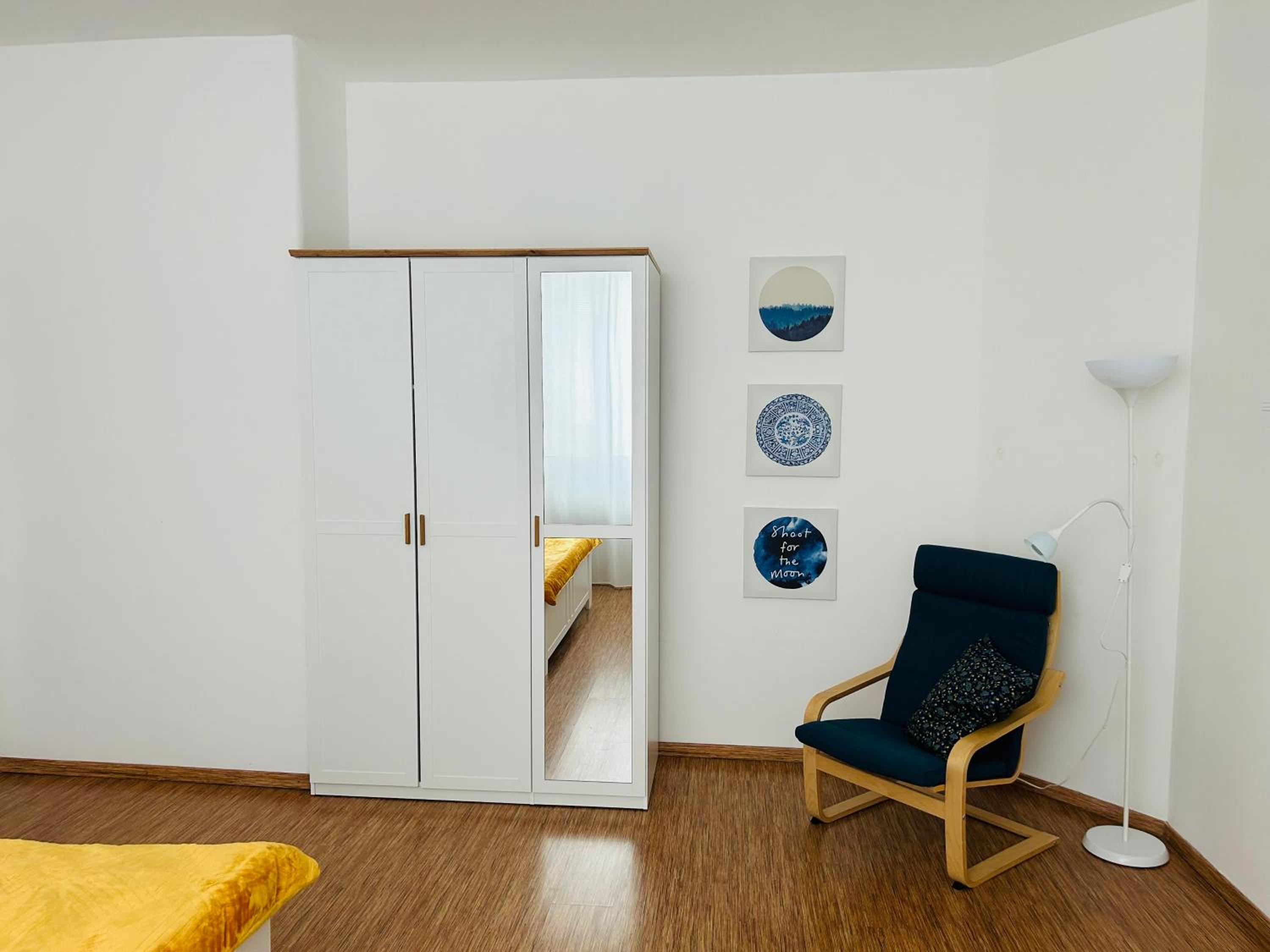 Studio Apartment Bluebell view 5