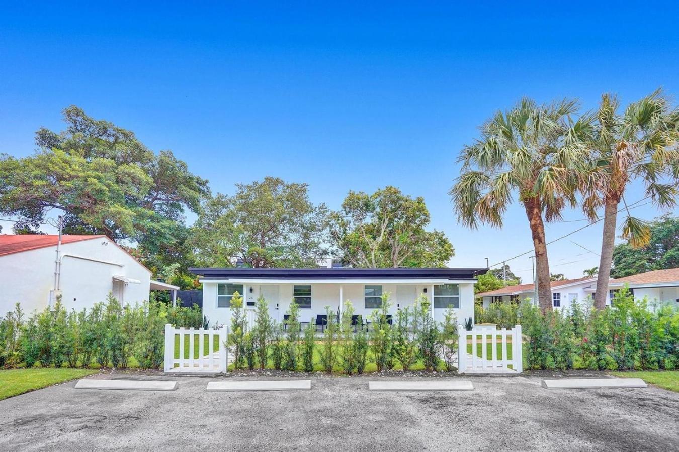 Hallandale Beach Modern apartment Chic Backyard view 2