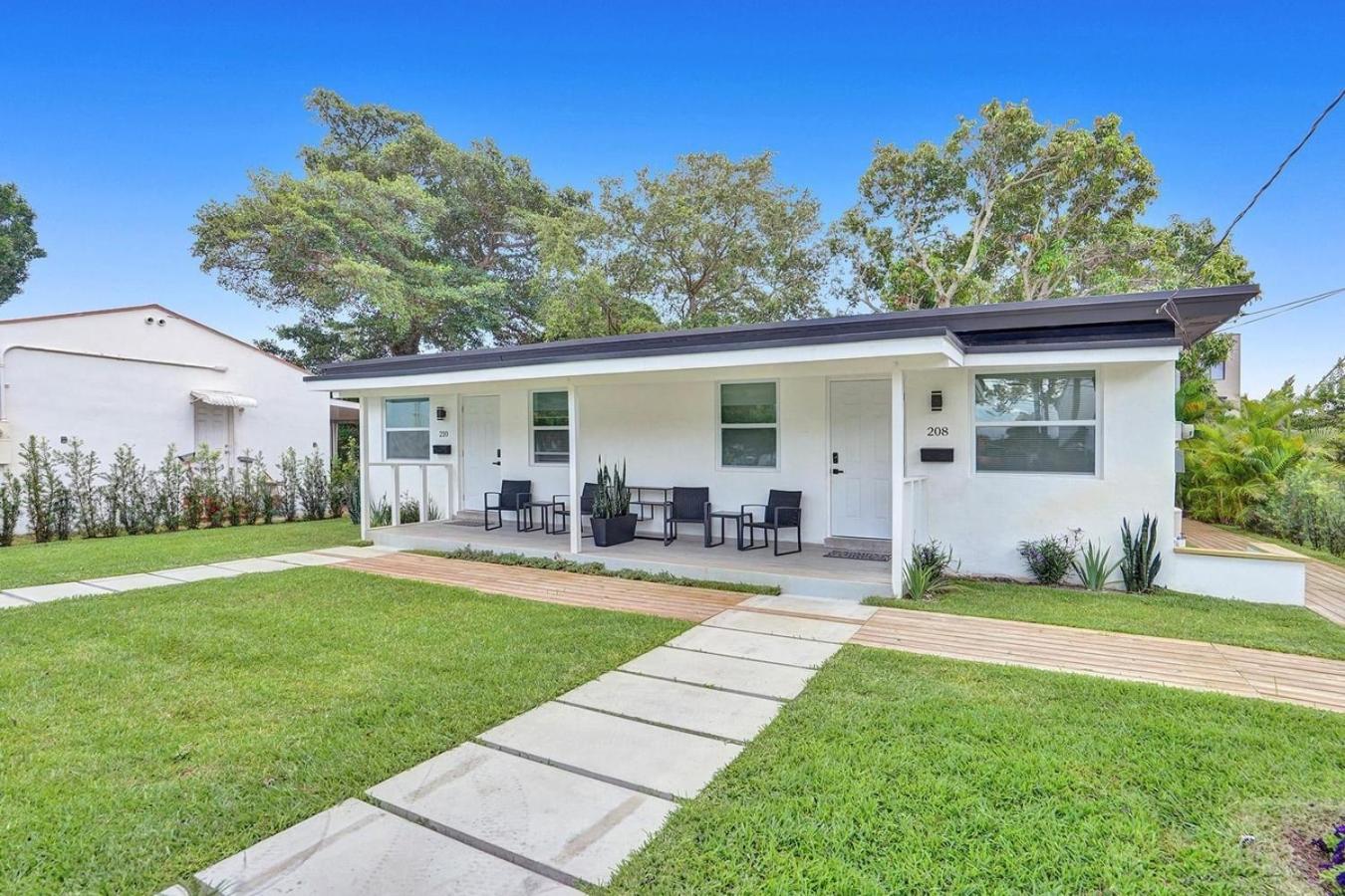Hallandale Beach Modern apartment Chic Backyard view 4