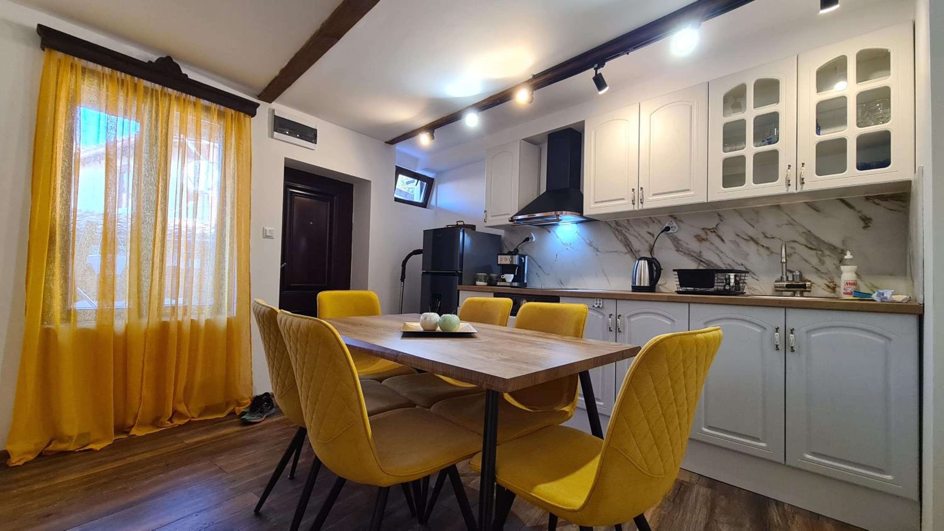 Lazarov Suites - Luxury one and two bedroom apartments