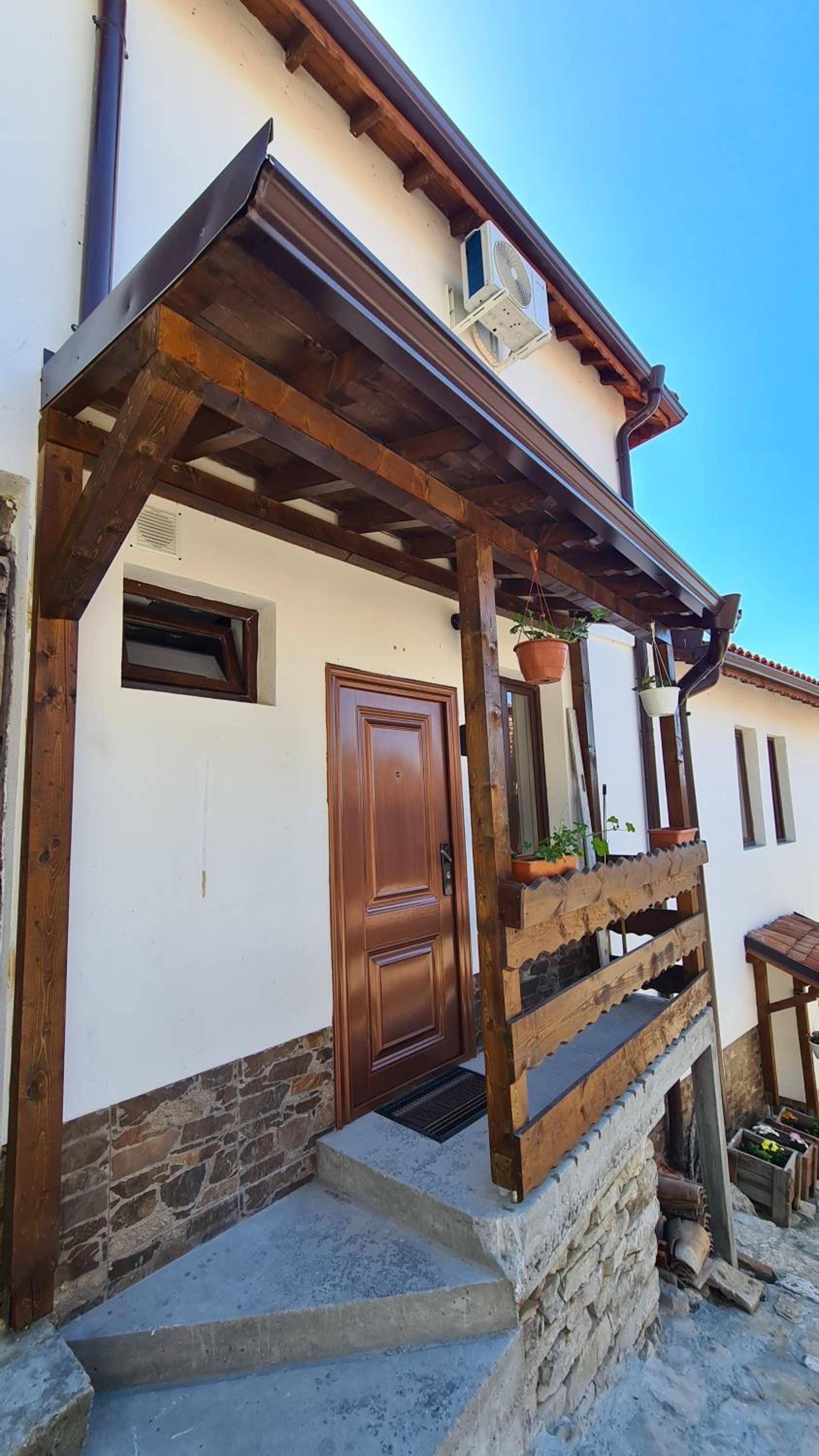 Lazarov Suites - Luxury one and two bedroom apartments