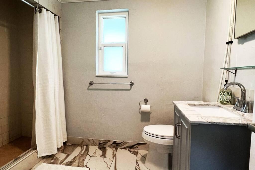 A Cozy Cottage Close to Beach and Downtown view 3