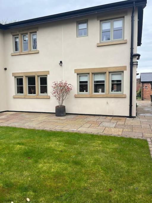 Cosy hideaway in leafy Lytham view 3