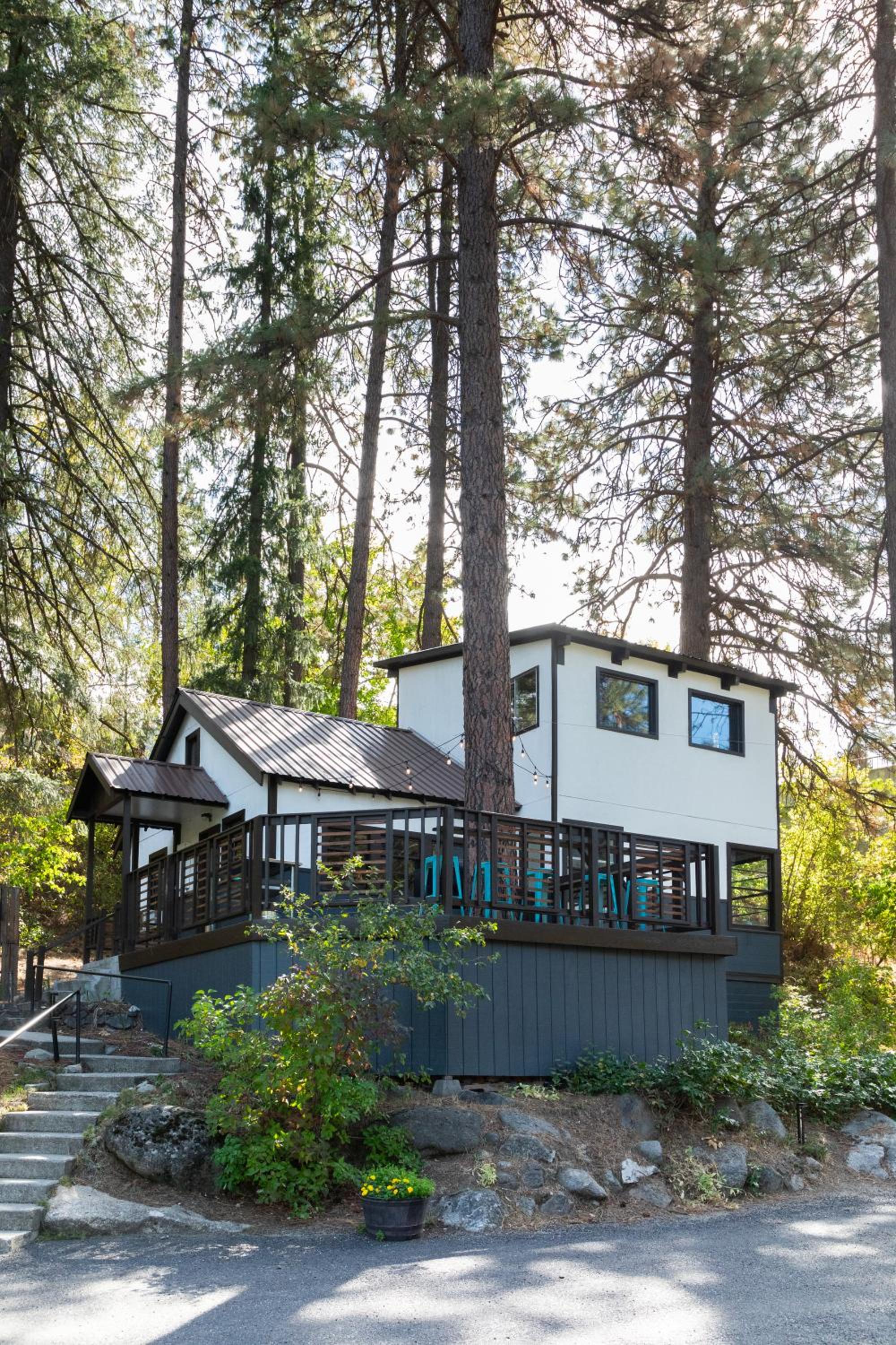 LOGE Leavenworth Riverside