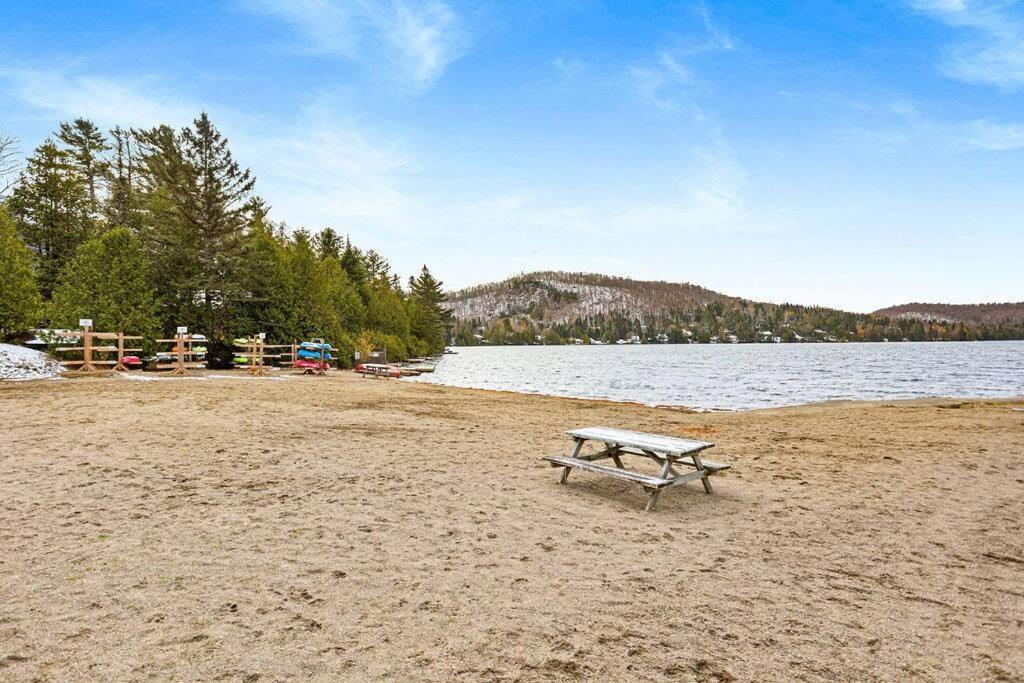 Le P'tit Bonheur - Plage avec embarcations