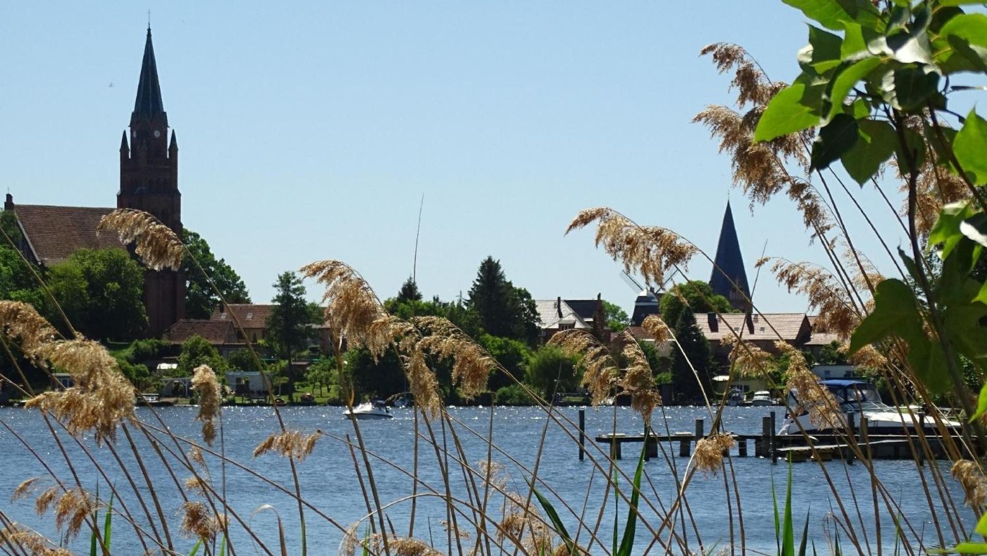 Gemütliches Dachgeschoss-Apartement mit Seeblick und großem Garten am Wasser
