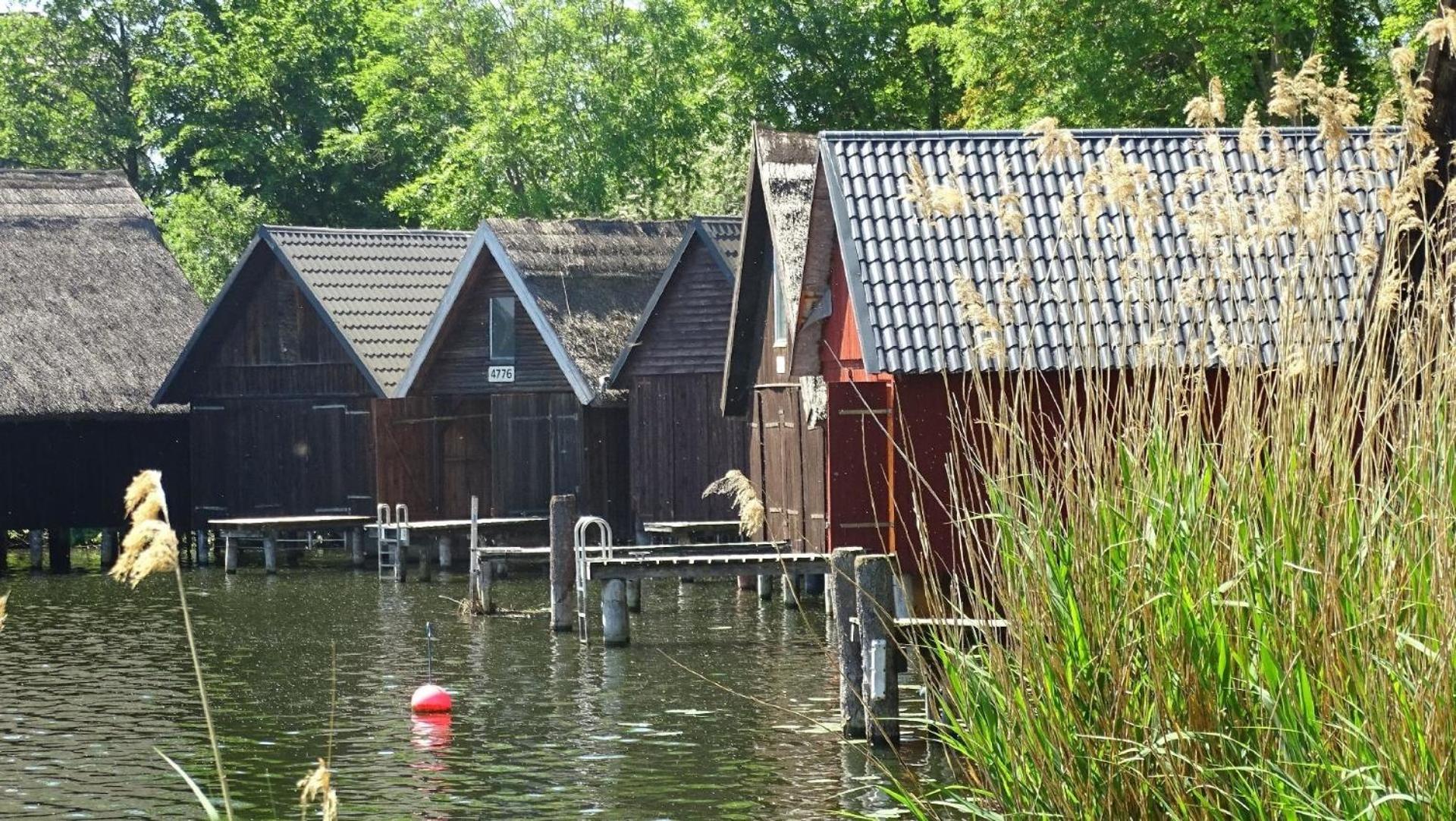 Gemütliches Dachgeschoss-Apartement mit Seeblick und großem Garten am Wasser