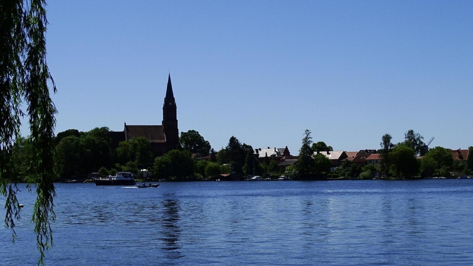 Gemütliches Dachgeschoss-Apartement mit Seeblick und großem Garten am Wasser