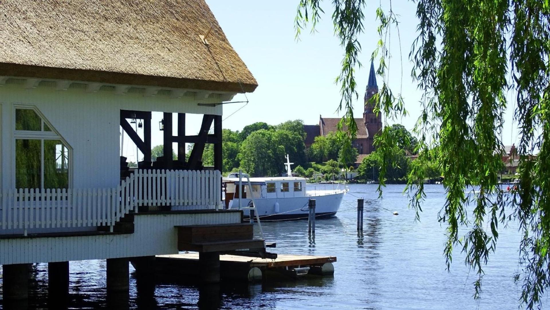 Gemütliches Dachgeschoss-Apartement mit Seeblick und großem Garten am Wasser