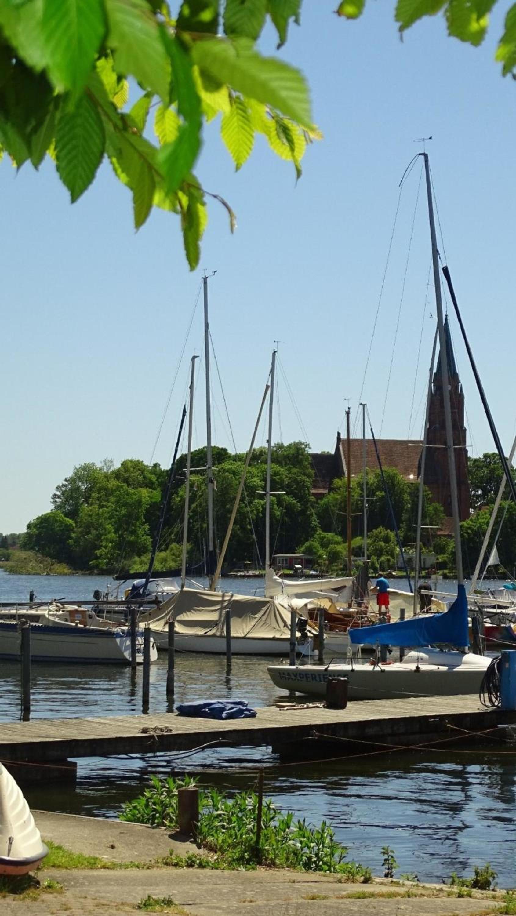 Gemütliches Dachgeschoss-Apartement mit Seeblick und großem Garten am Wasser