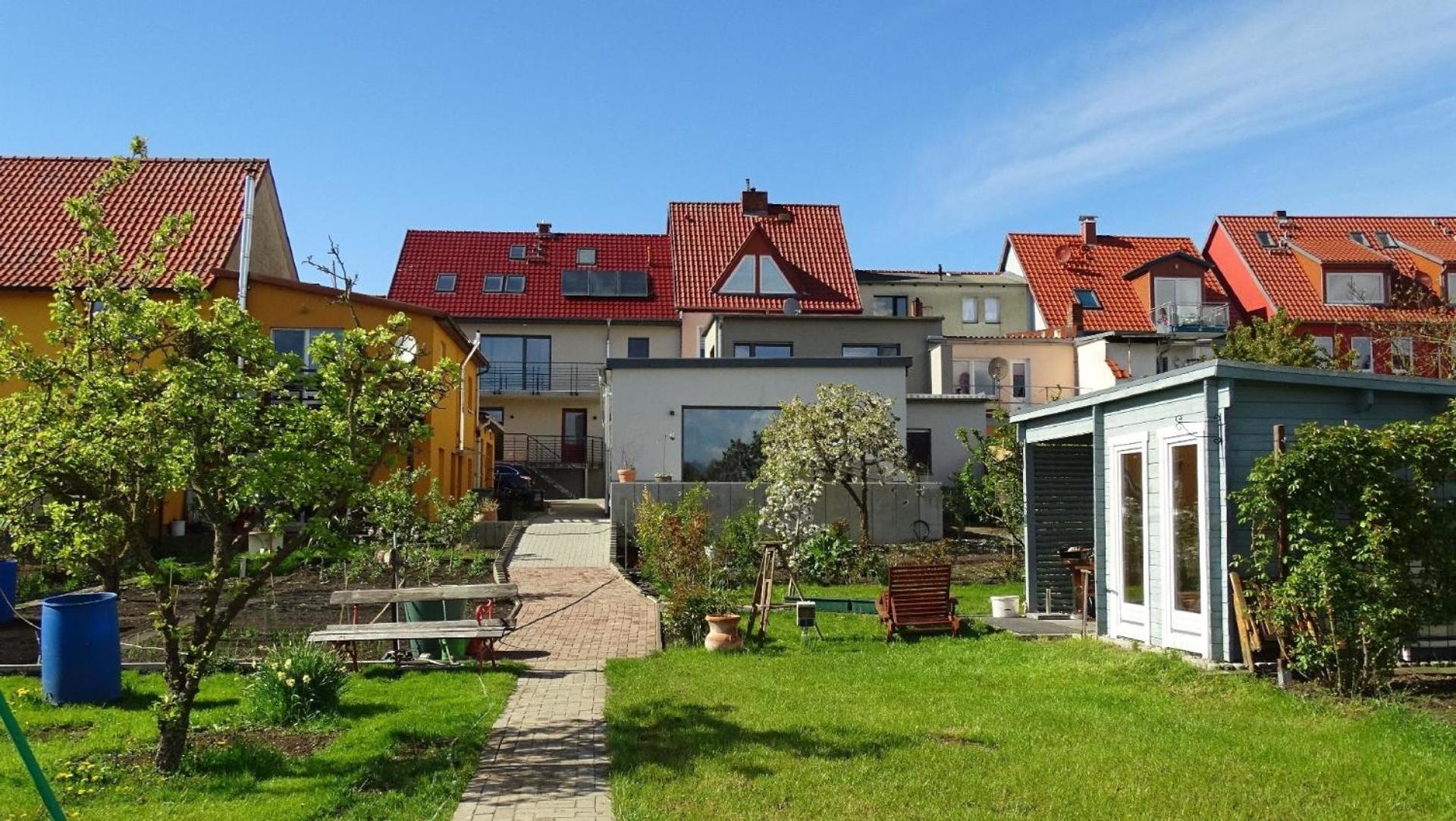 Gemütliches Dachgeschoss-Apartement mit Seeblick und großem Garten am Wasser