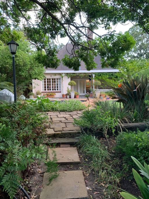 Cape Town family home with lovely garden. view 4