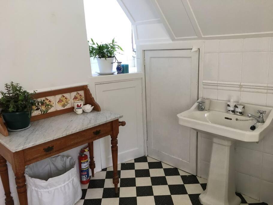 Cape Town family home with lovely garden. view 5