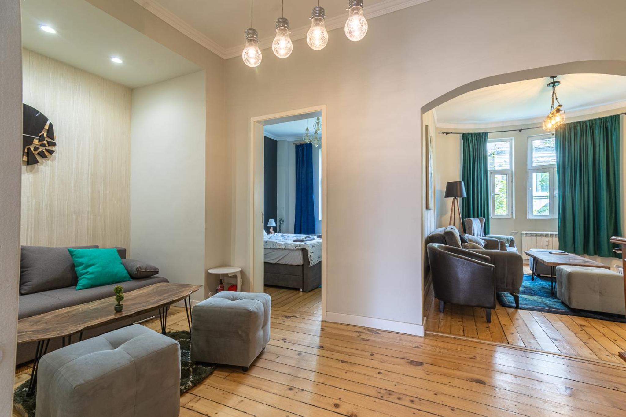 2 Designer Apartments Seconds Away From Тhe Main Street, FREE Parking