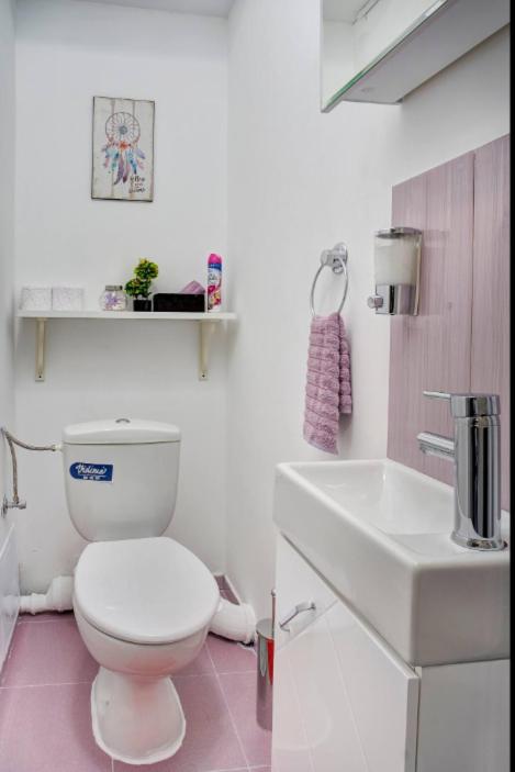 2 Designer Apartments Seconds Away From Тhe Main Street, FREE Parking