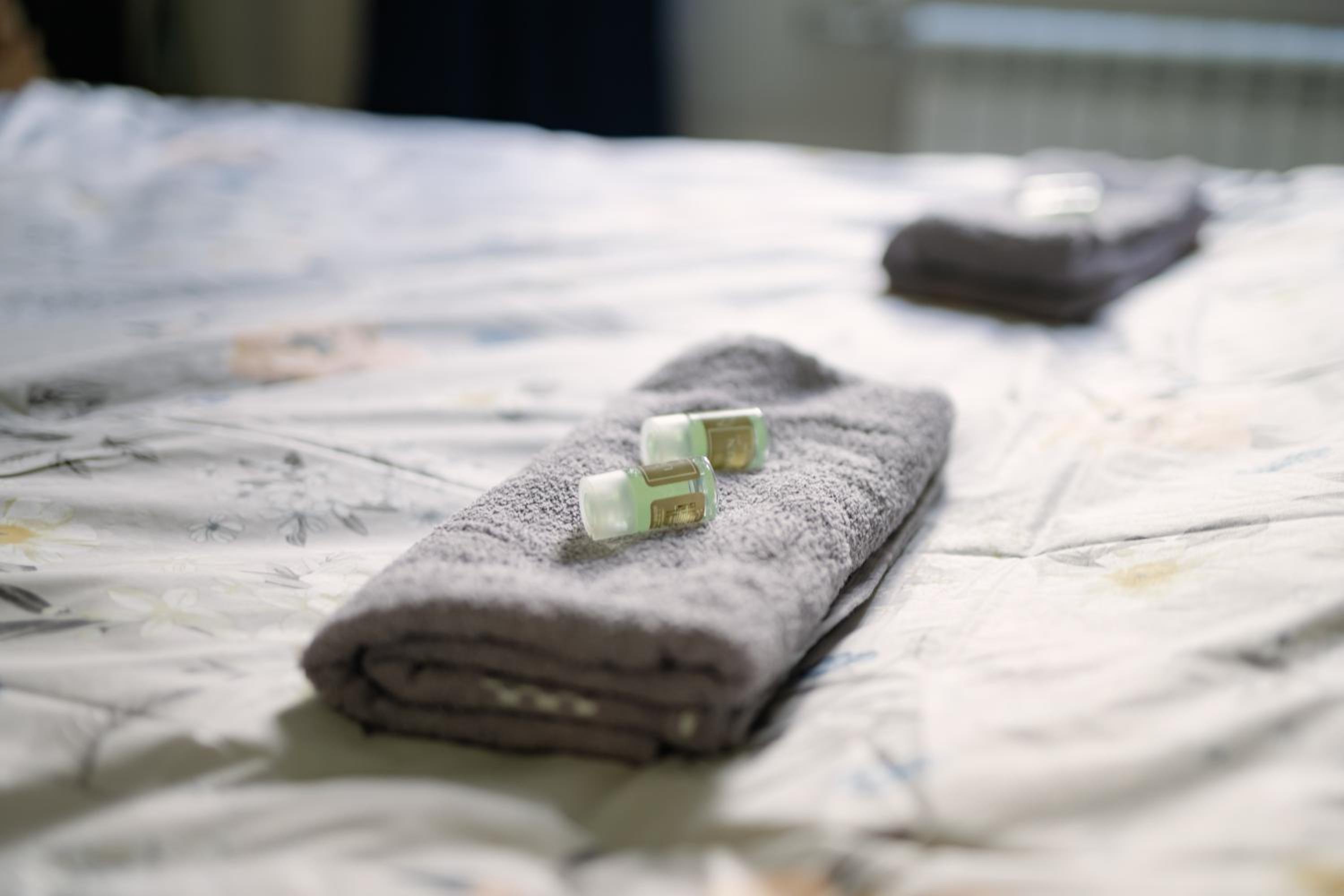 2 Designer Apartments Seconds Away From Тhe Main Street, FREE Parking