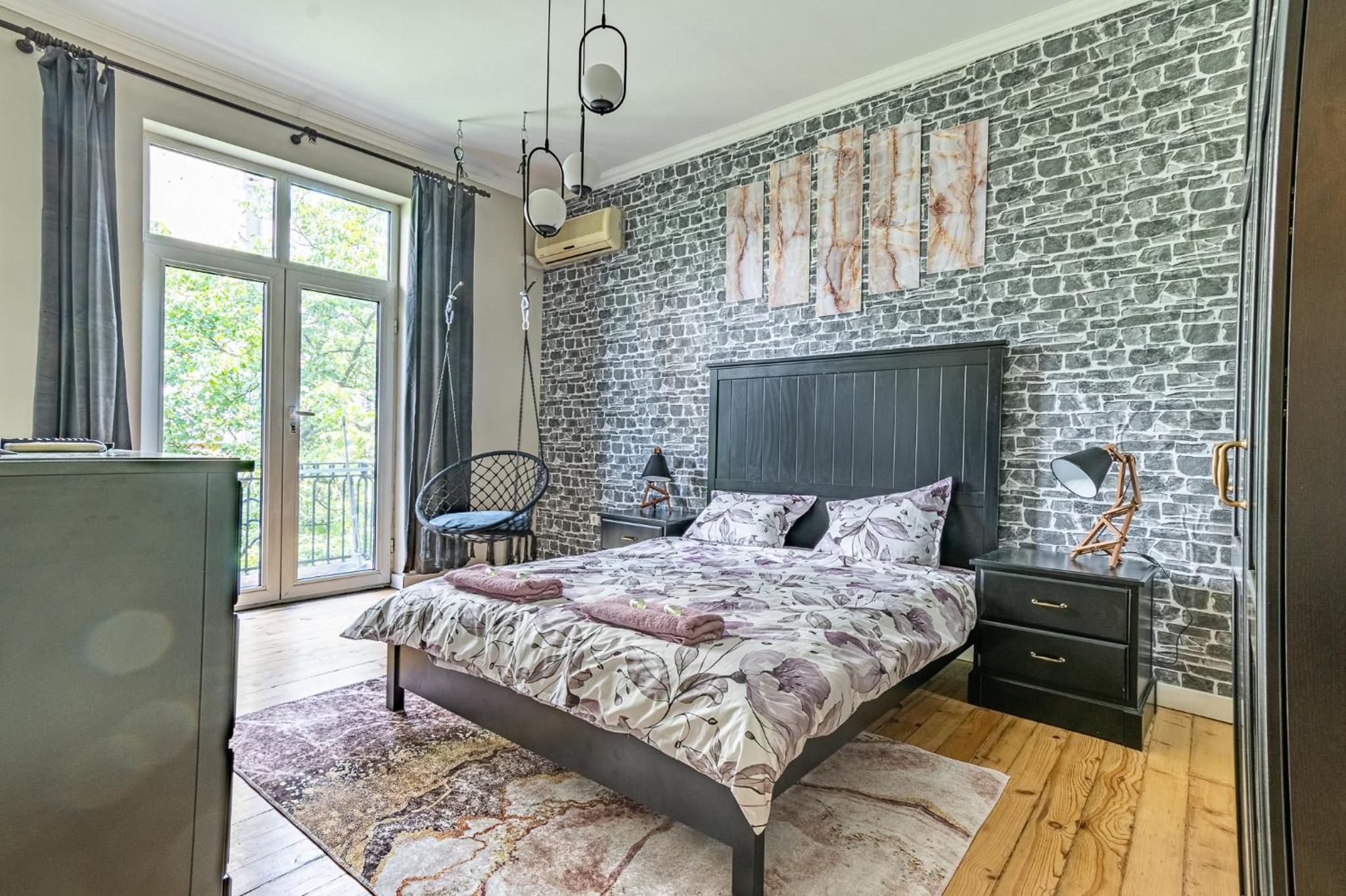 2 Designer Apartments Seconds Away From Тhe Main Street, FREE Parking