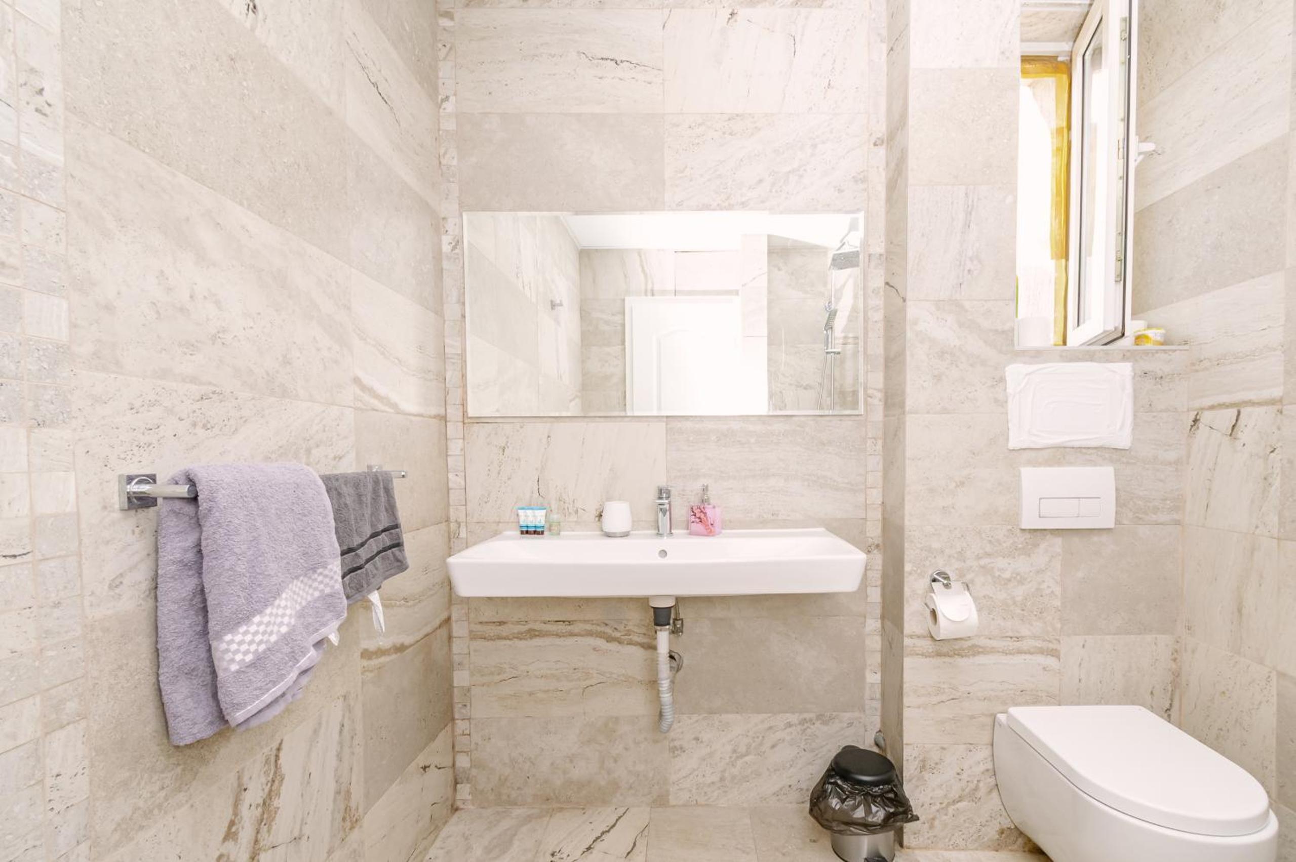 2 Designer Apartments Seconds Away From Тhe Main Street, FREE Parking