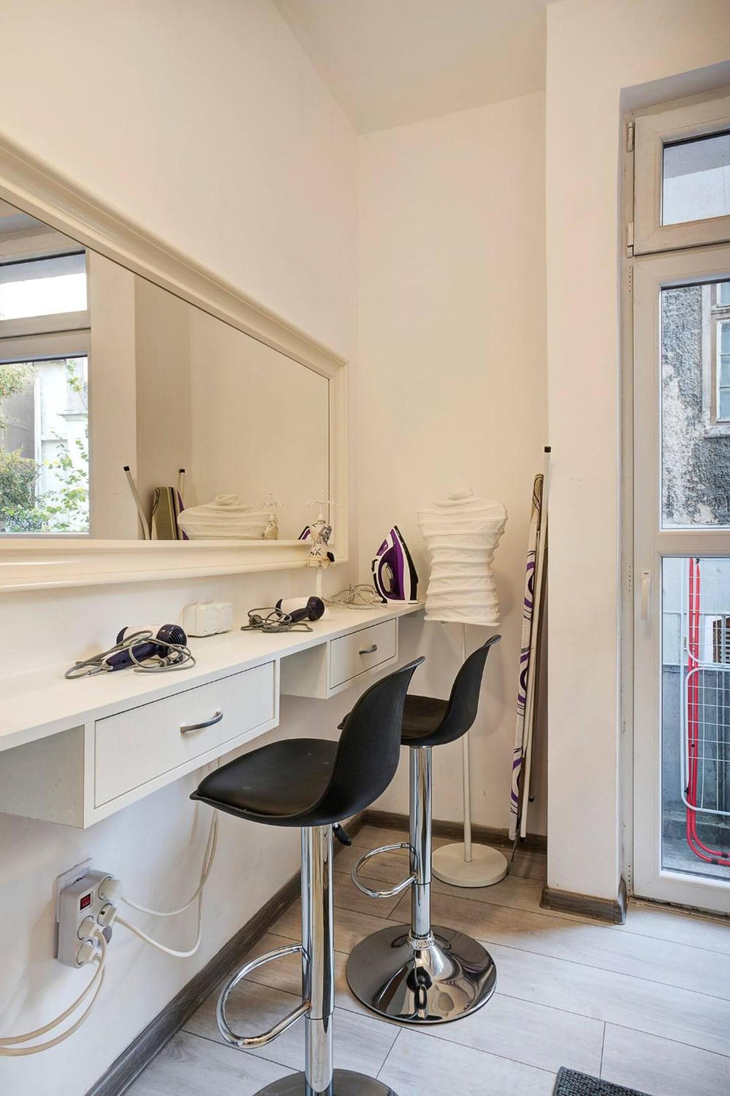 2 Designer Apartments Seconds Away From Тhe Main Street, FREE Parking
