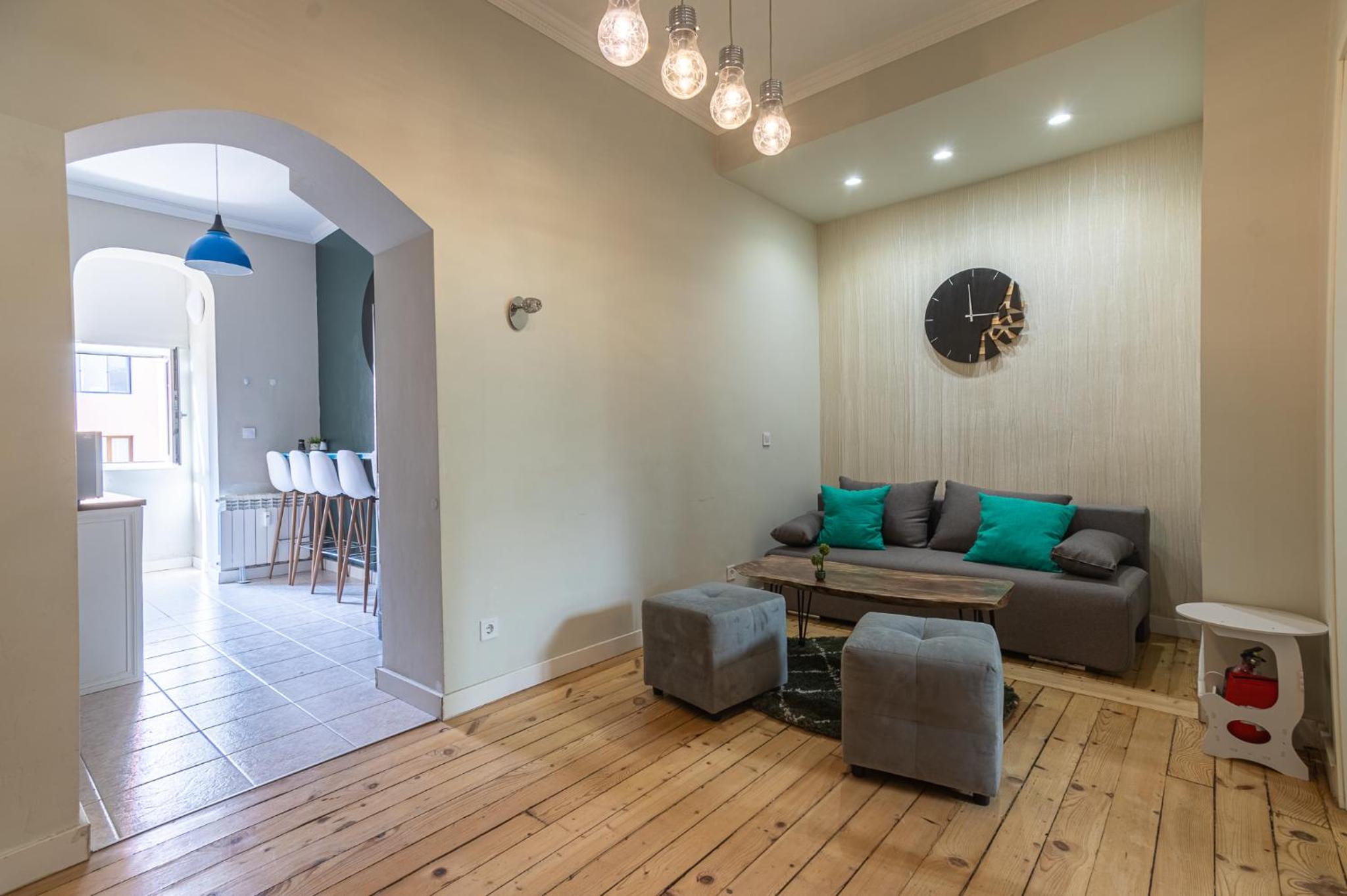 2 Designer Apartments Seconds Away From Тhe Main Street, FREE Parking