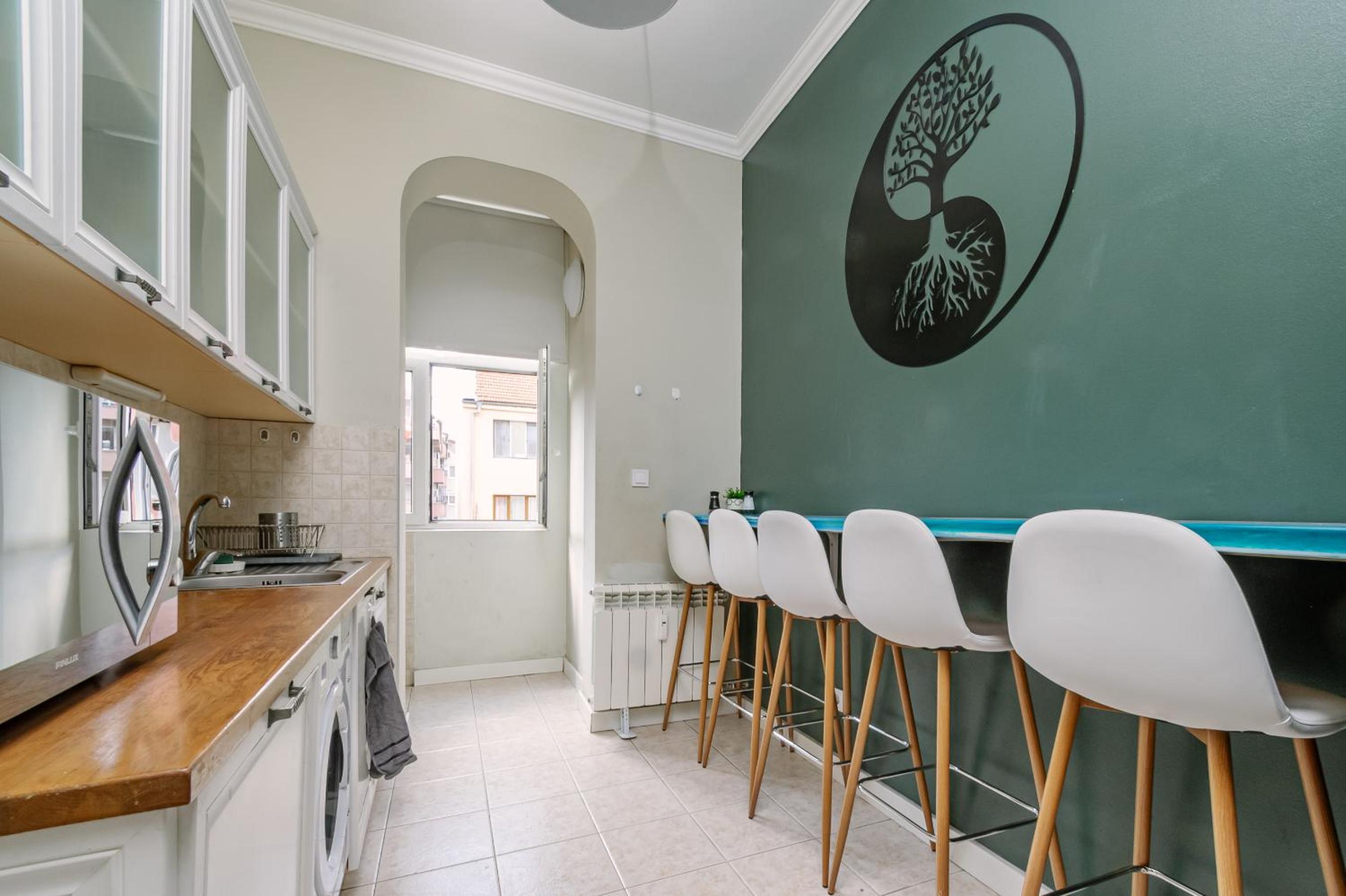 2 Designer Apartments Seconds Away From Тhe Main Street, FREE Parking