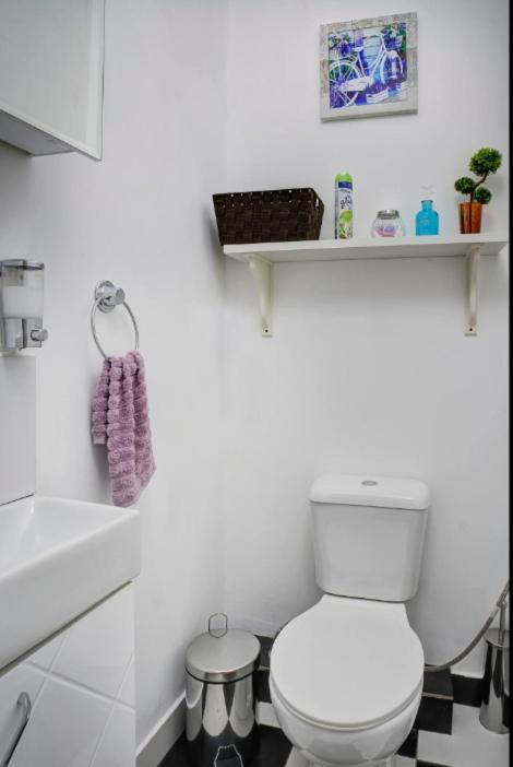 2 Designer Apartments Seconds Away From Тhe Main Street, FREE Parking