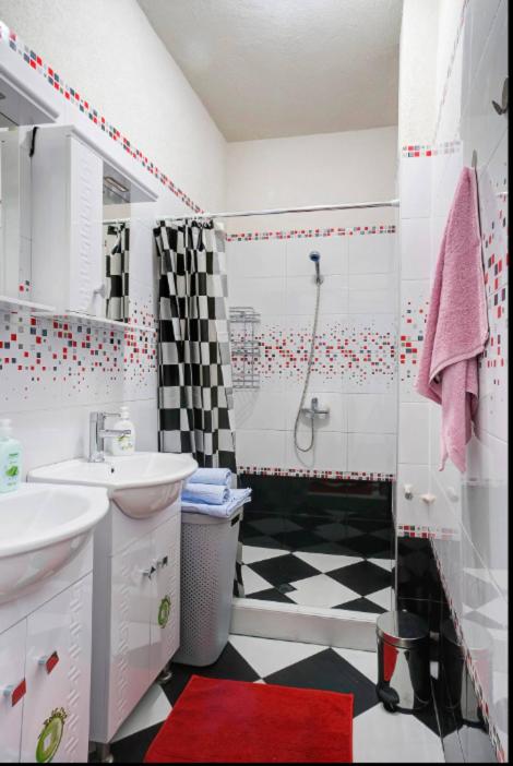2 Designer Apartments Seconds Away From Тhe Main Street, FREE Parking