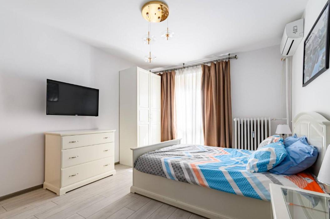2 Designer Apartments Seconds Away From Тhe Main Street, FREE Parking