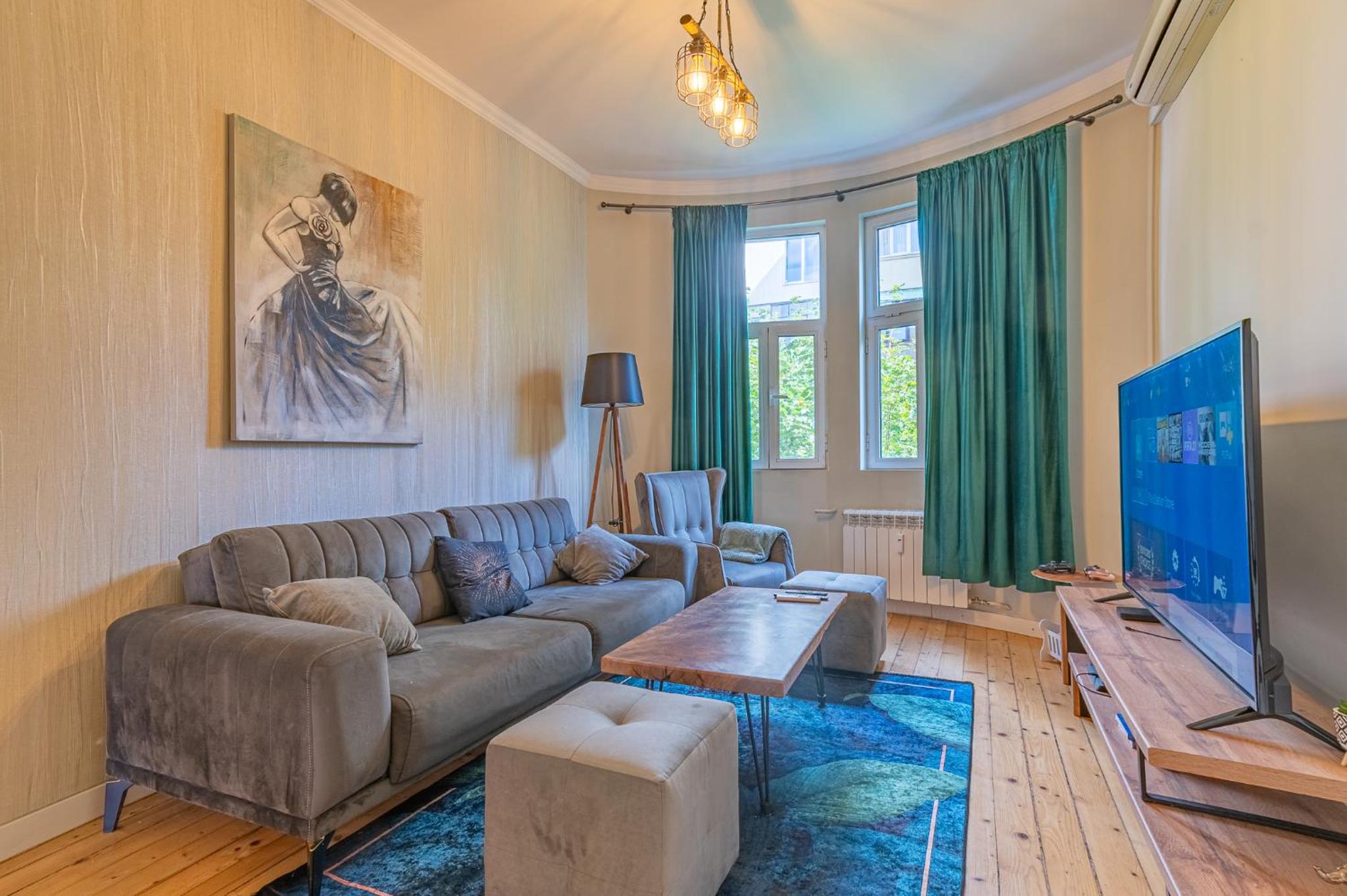 2 Designer Apartments Seconds Away From Тhe Main Street, FREE Parking